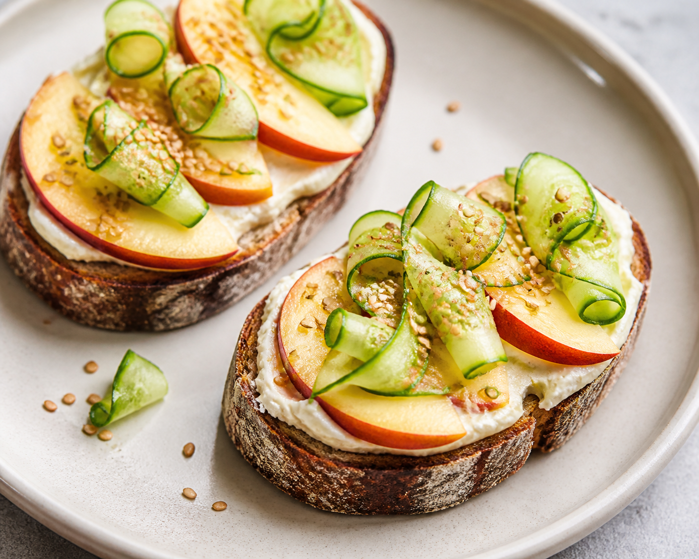 Tostadas exprés de mascarpone al miso con nectarinas, pepino y sésamo tostado
