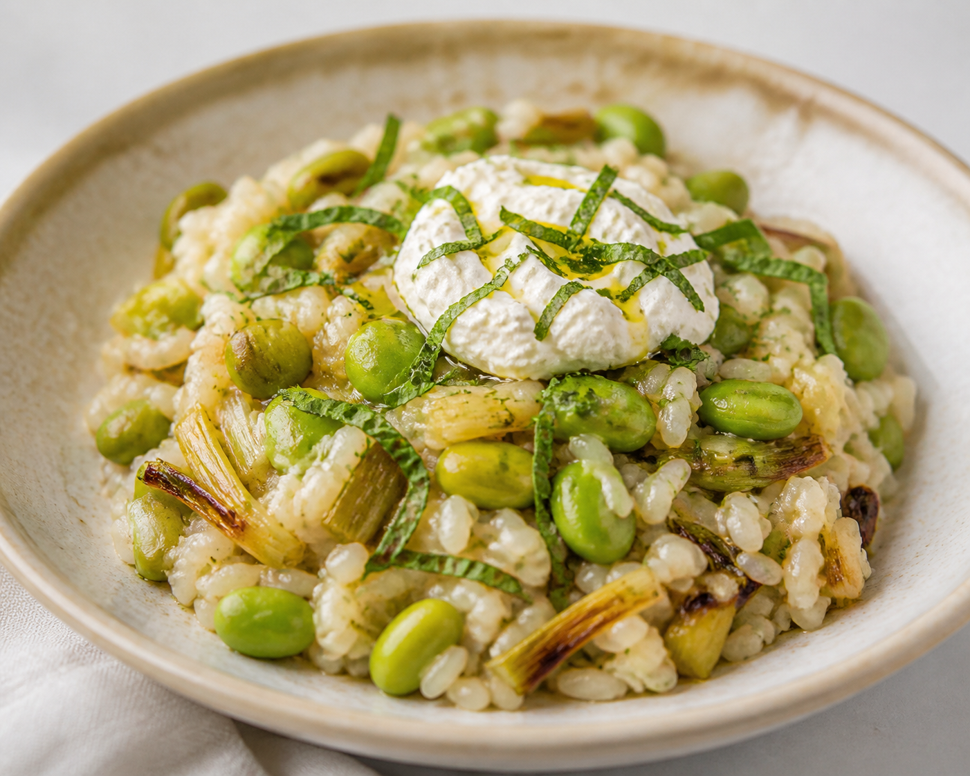Arroz meloso de puerro asado, habas tiernas y ricotta cítrica con menta
