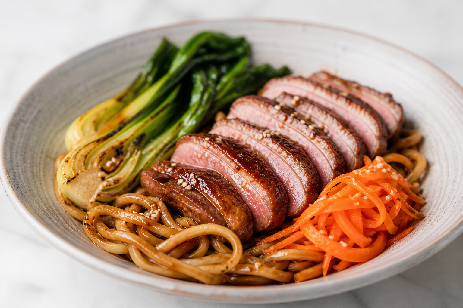 Fideos udon con pato glaseado de miso ahumado y higos, pak choi chamuscado y zanahoria encurtida con sésamo