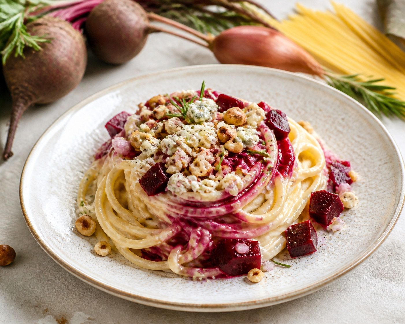 Tagliolini cremosos de remolacha asada, gorgonzola suave y avellanas al romero