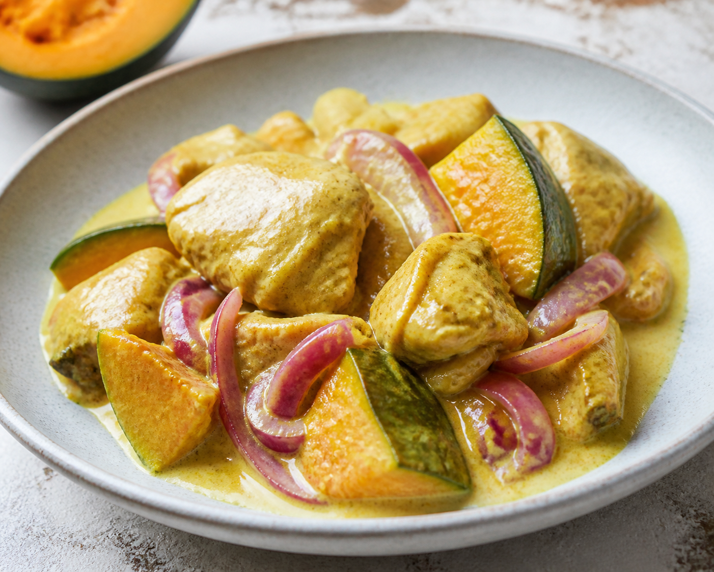 Pollo en slow cooker con calabaza kabocha, cebolla roja y salsa suave de coco, cúrcuma y lima