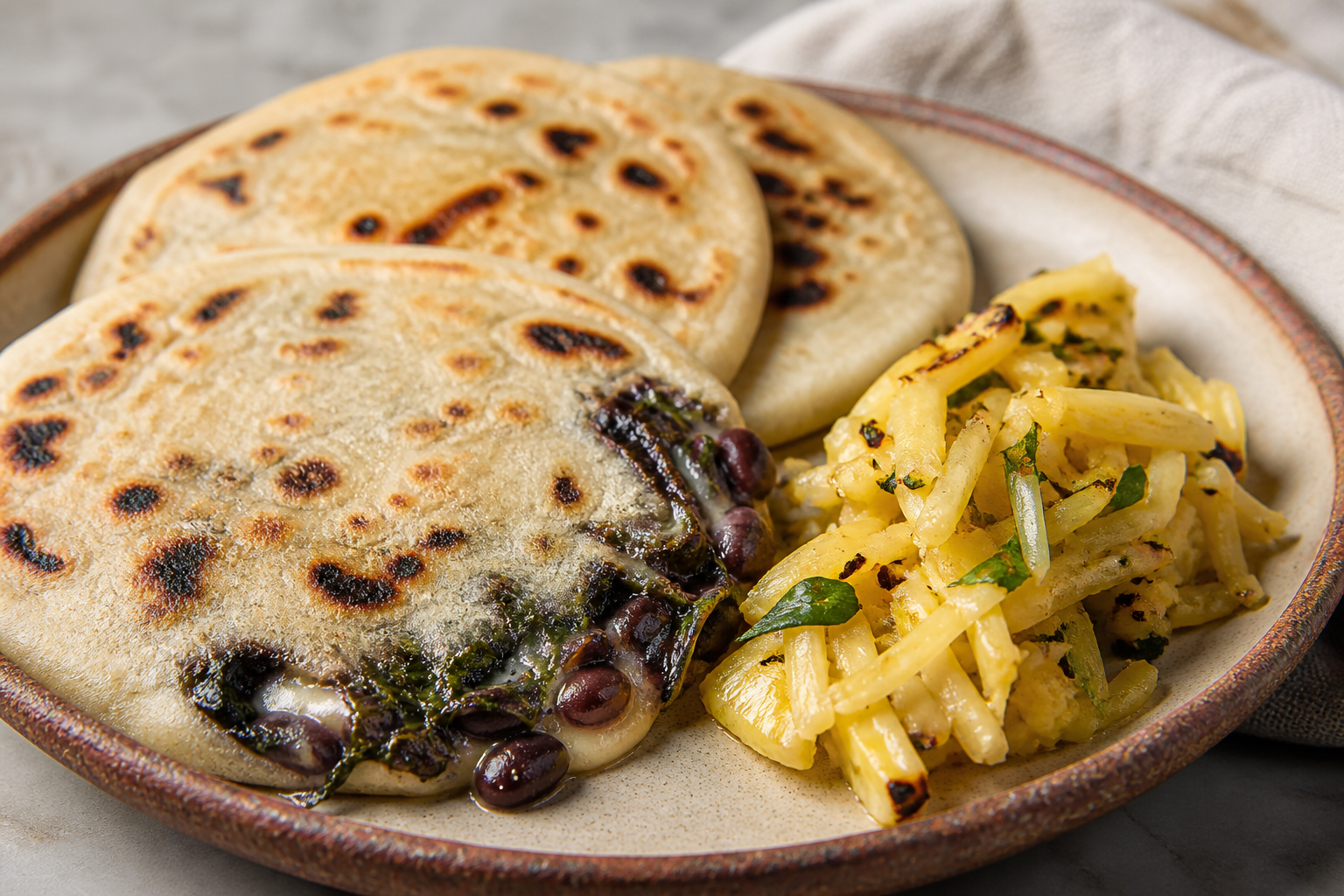 Pupusas de frijol negro y chipilín con curtido de piña asada