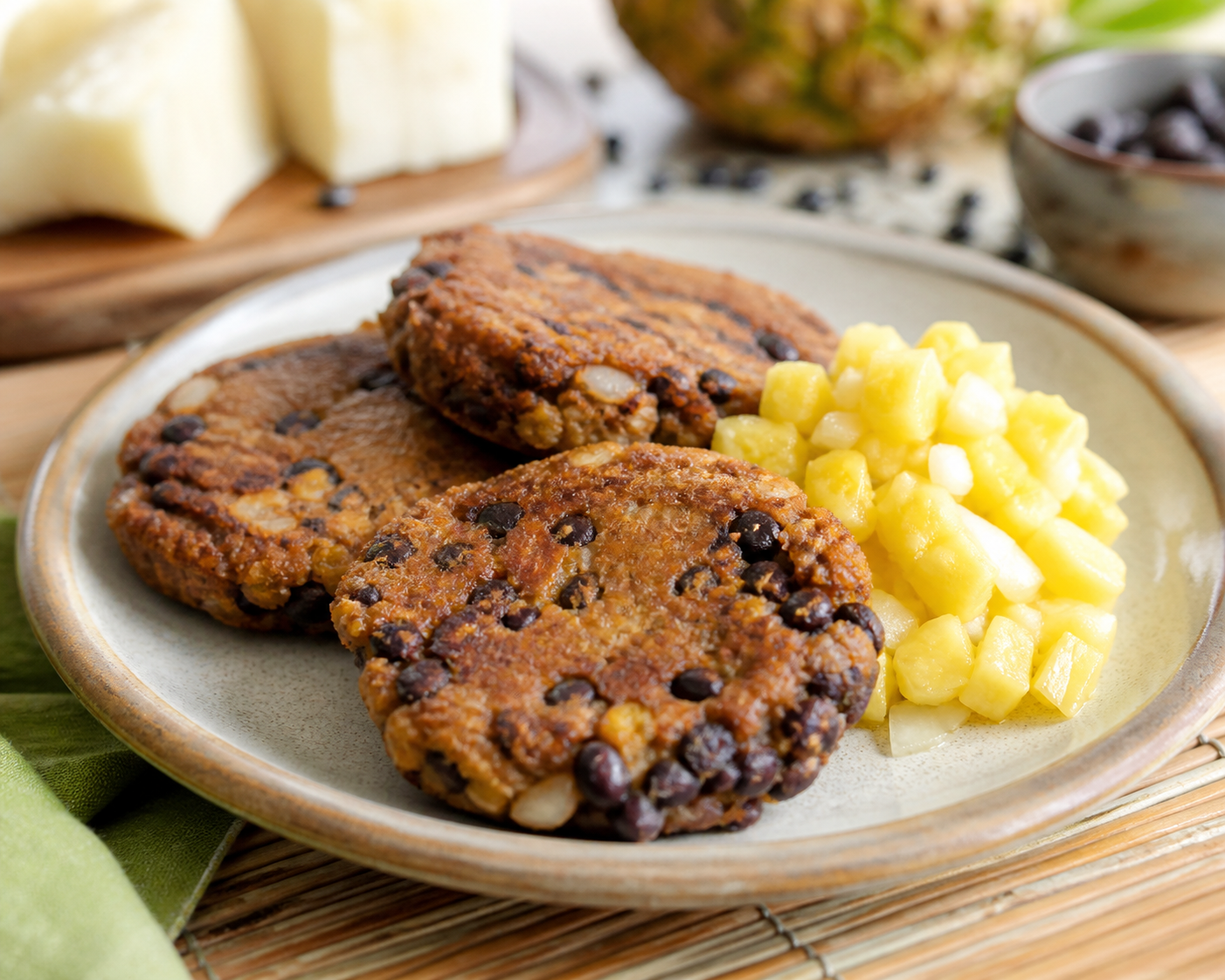 Tortitas Hondureñas de Yuca y Frijol Negro con Curtido de Piña
