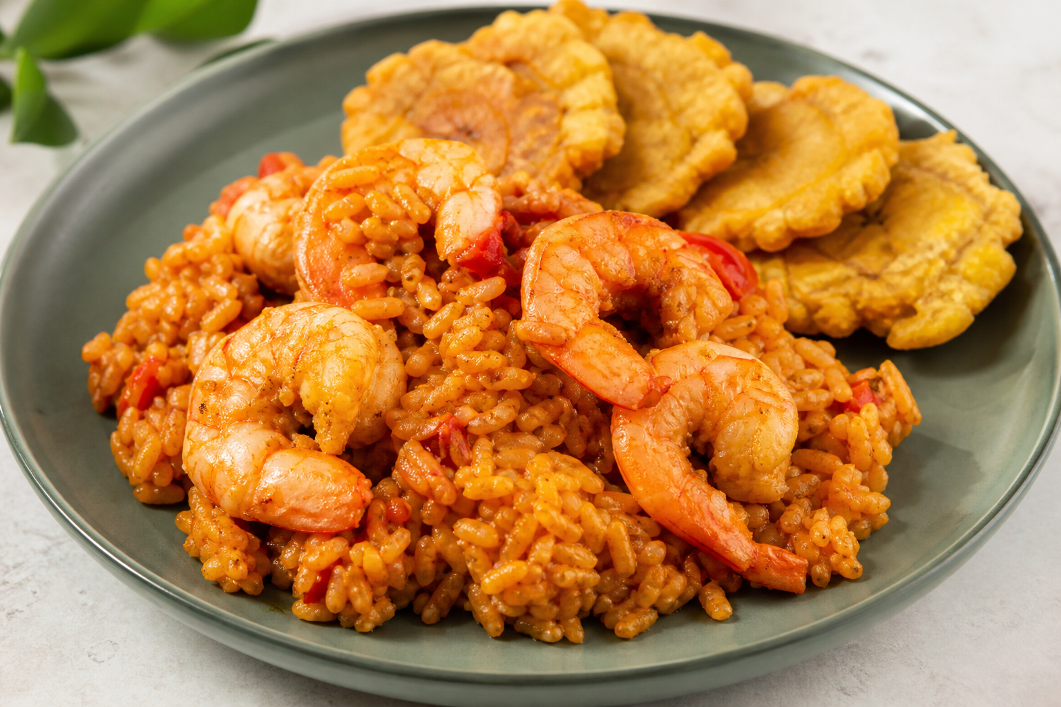 Cazuela Boricua de Camarones y Arroz con Coco, Achiote y Tostones Crujientes