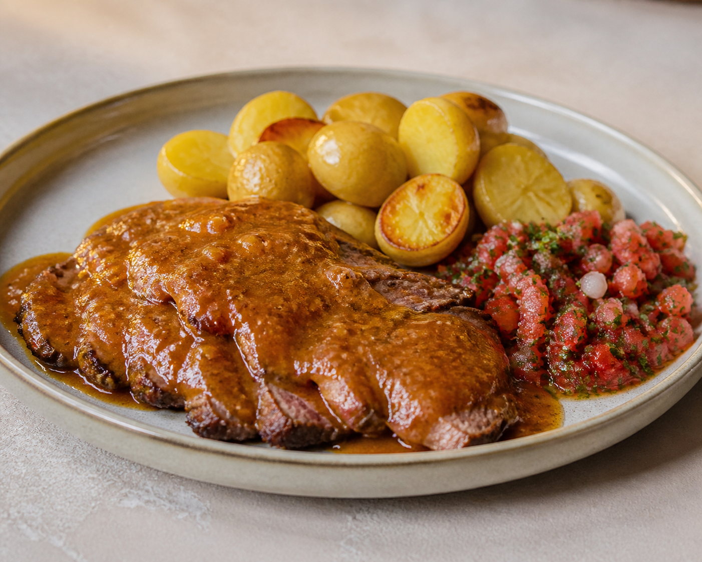 Sobrebarriga Dorada en Salsa de Tomate de Árbol con Papa Criolla y Hogao de Cilantro