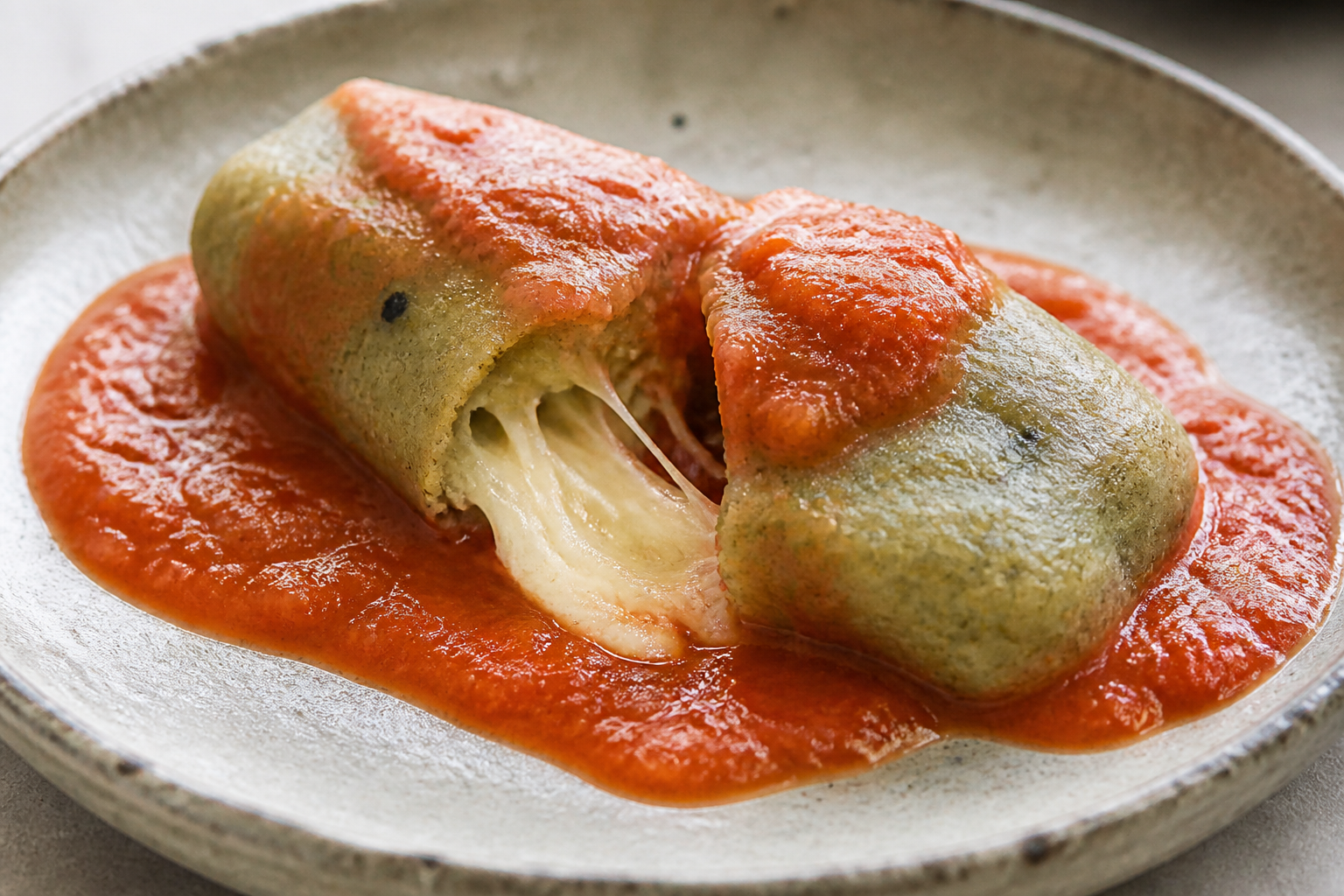 Rollo salvadoreño de maíz con chipilín, quesillo y salsa de tomate asado
