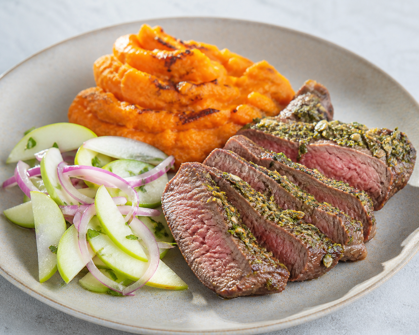 Bife Argentino con Costra de Hierbas, Puré Ahumado de Batata y Criolla de Manzana Verde