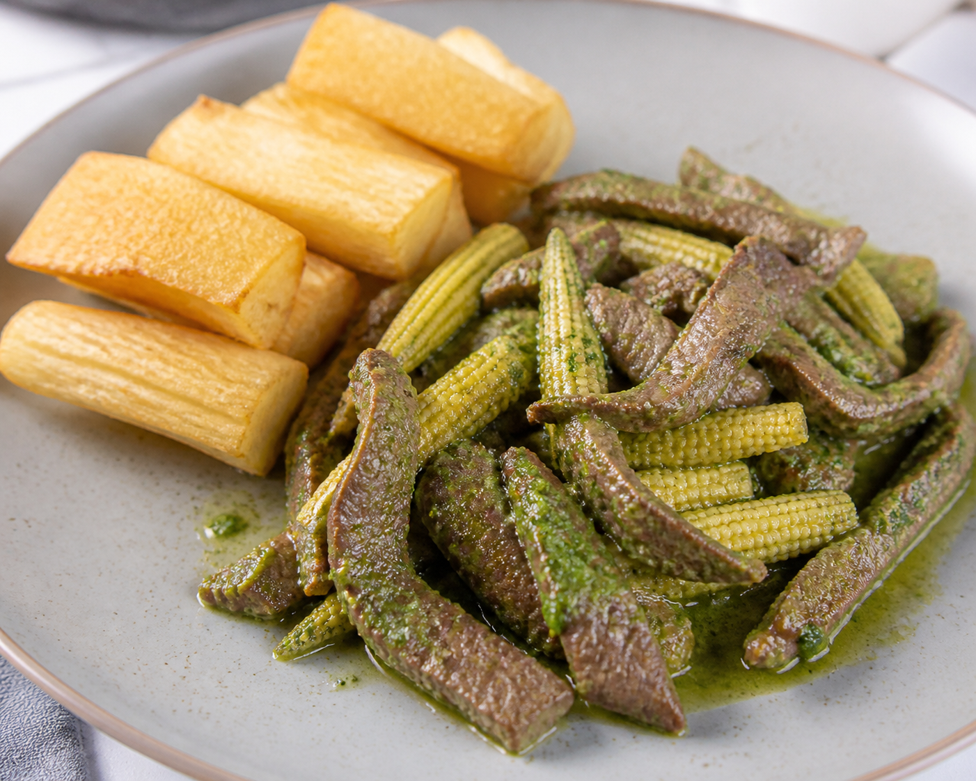 Res Catracha en Salsa de Jilote y Culantro con Yuca Dorada