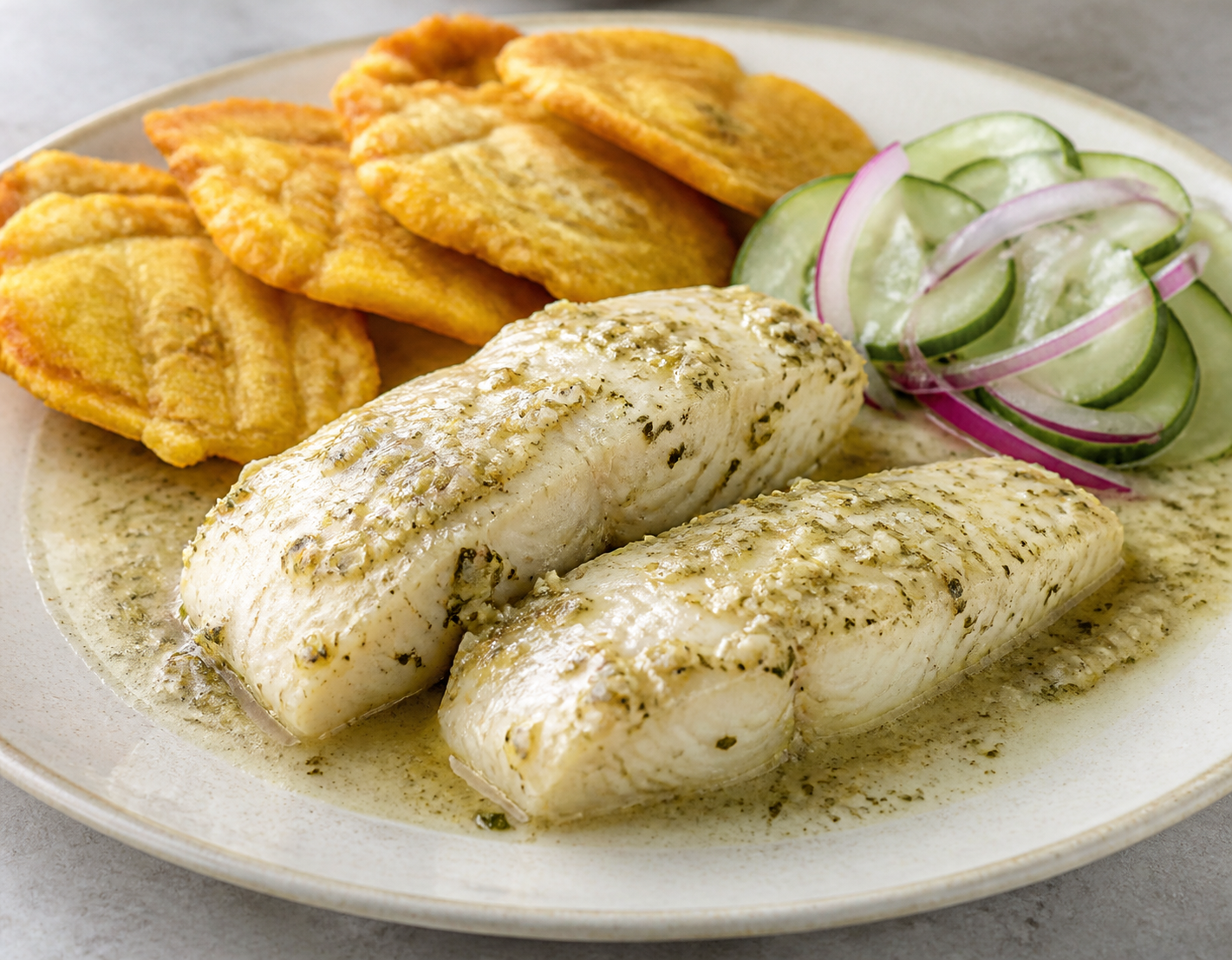 Pescado Dominicano al Coco Verde con Tostones de Batata y Encurtido Rápido de Pepino