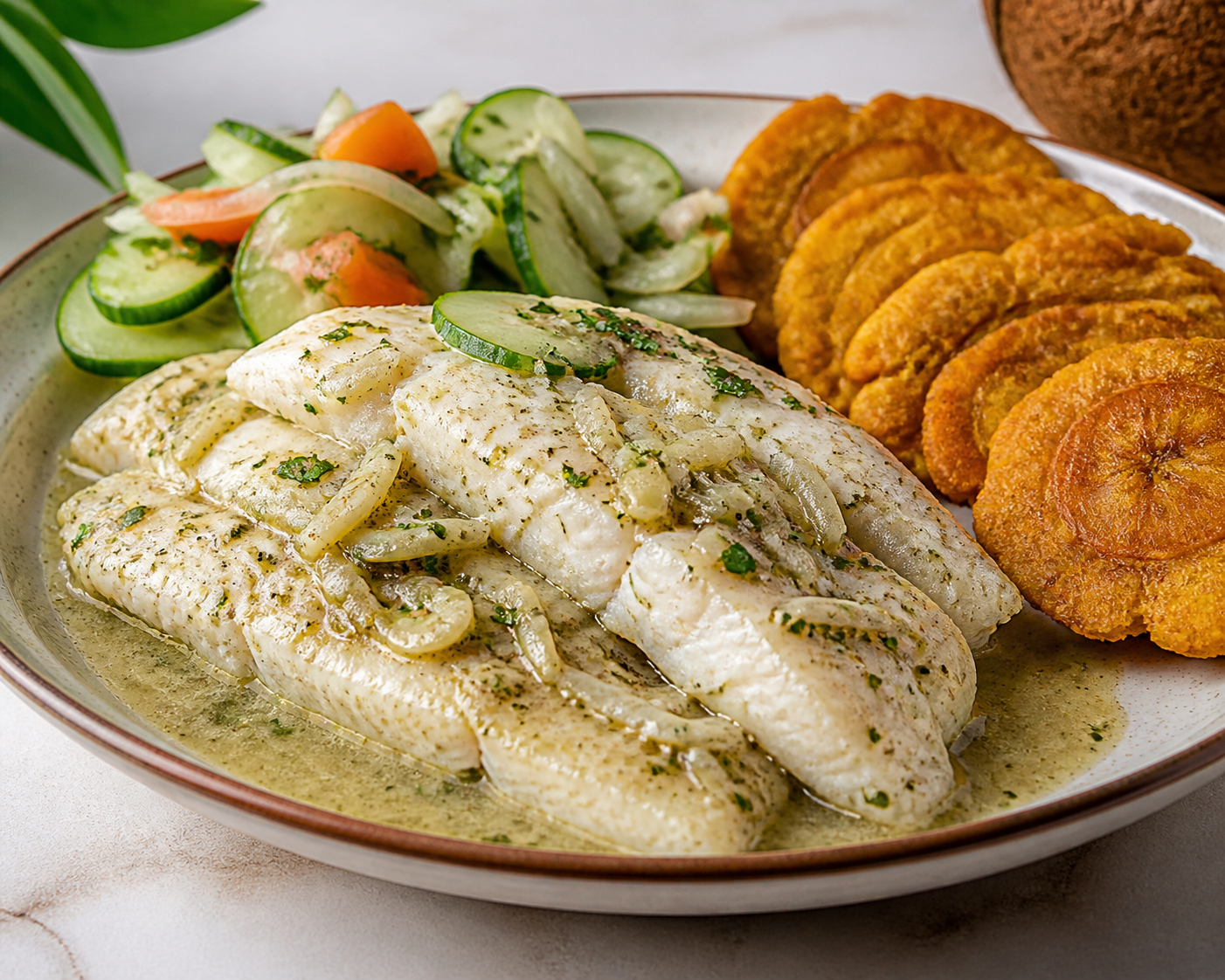 Pescado Dominicano al Coco Verde con Tostones de Batata y Ensalada Cítrica de Pepino