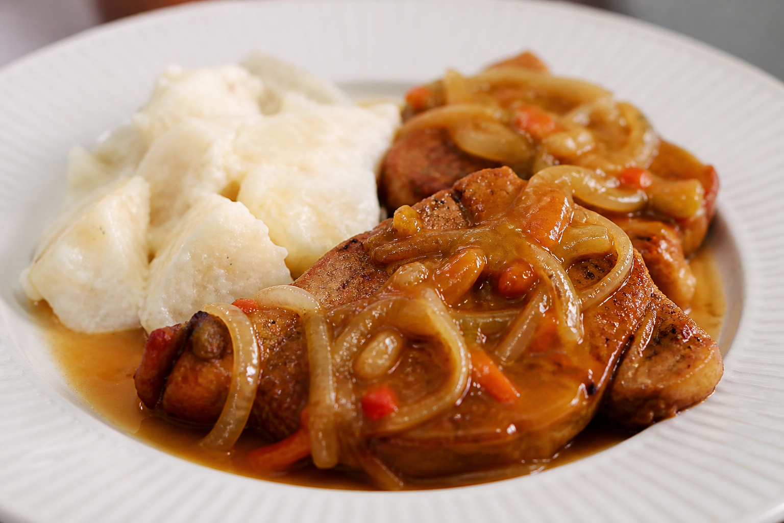Chuletas Ahumadas Boricuas en Salsa de Acerola y Cebolla con Majado de Yautía Dorada