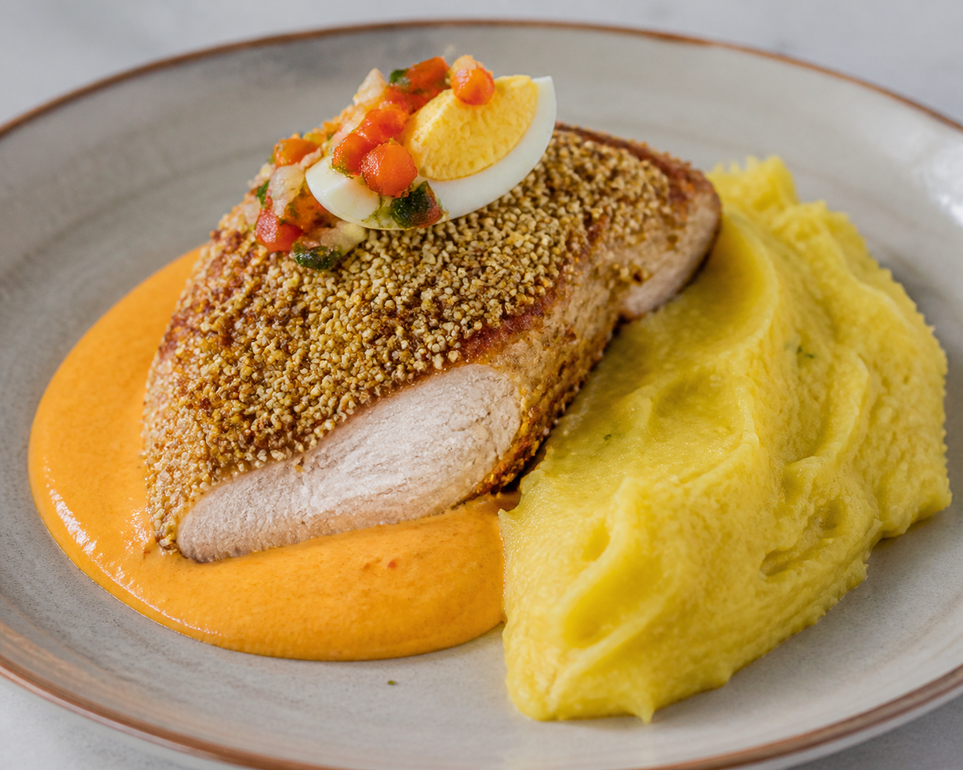 Pechuga de Pollo en Costra de Kiwicha con Salsa de Rocoto Cremoso y Puré de Olluco
