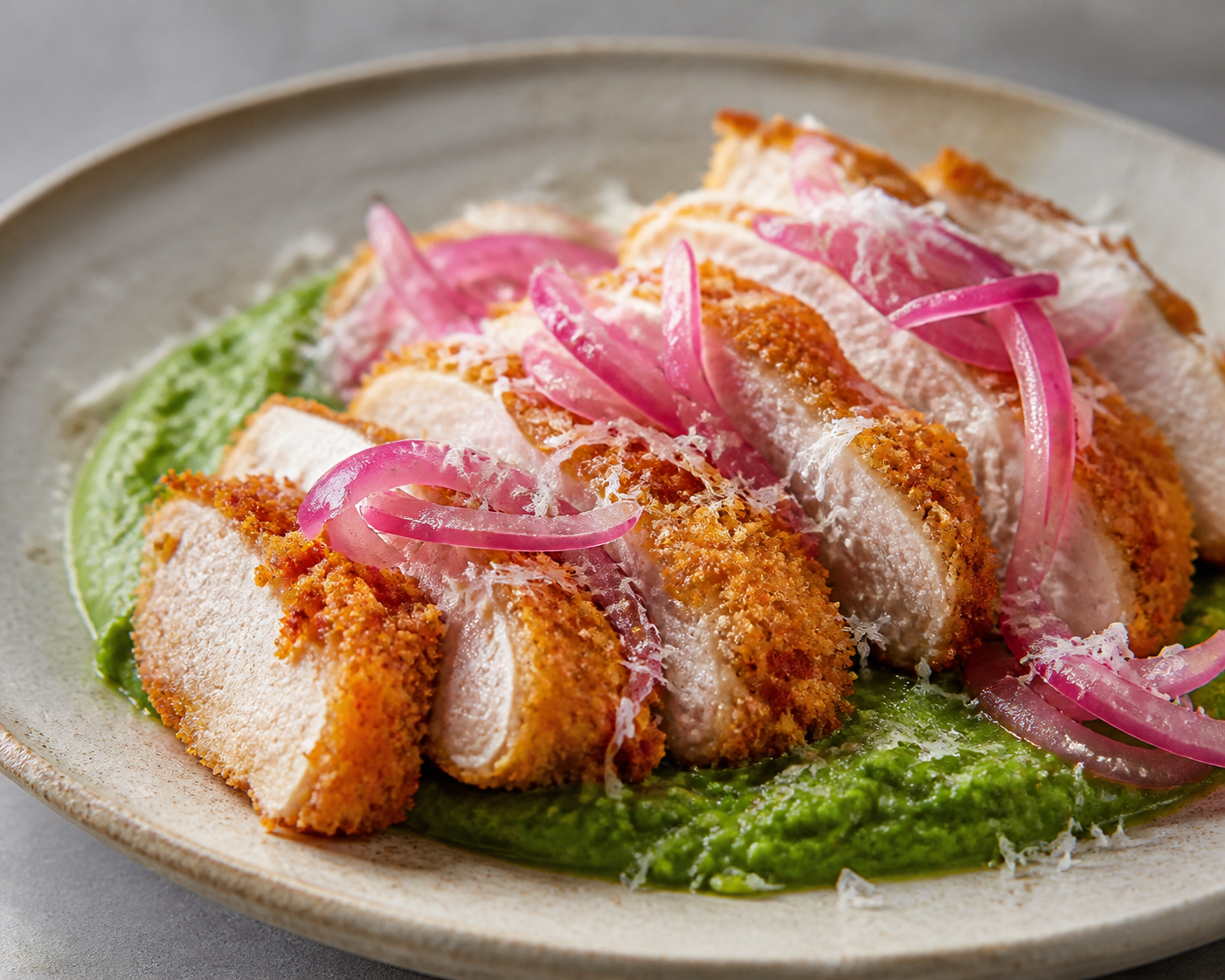 Pollo crocante al pimentón con crema rústica de arvejas y cebollas al vinagre