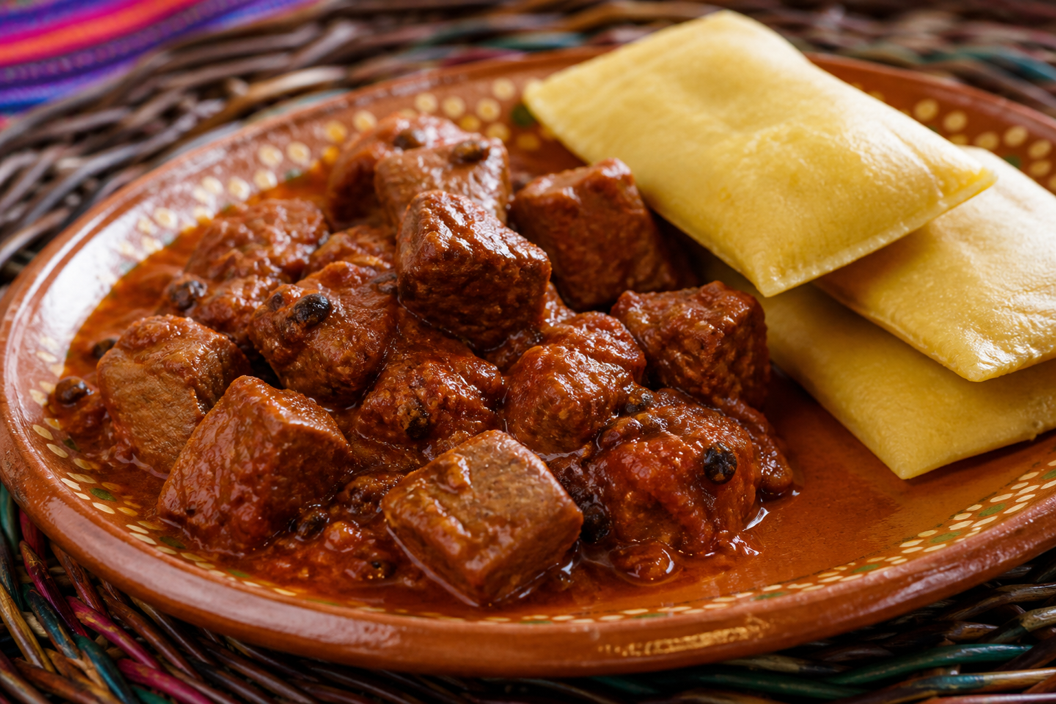 Res Catracha en Salsa de Morro y Tomate Asado con Tamalitos Tiernos de Elote