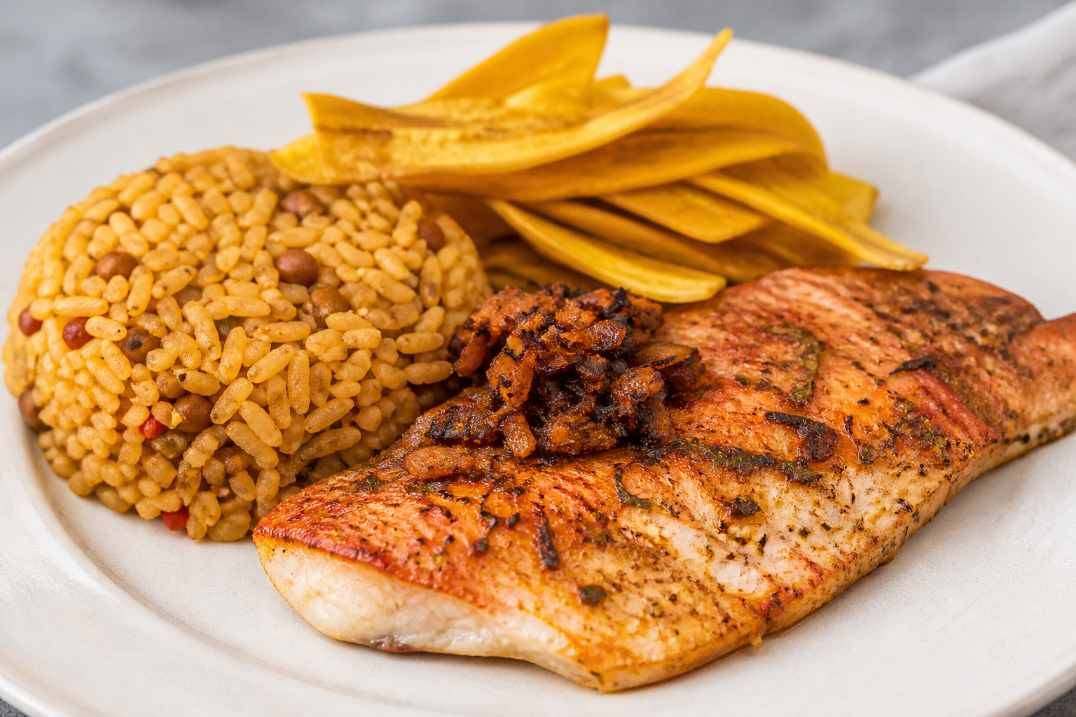 Pargo Dominicano al Sofrito de Coco Quemadito con Arroz de Gandules y Tiritas de Plátano Verde