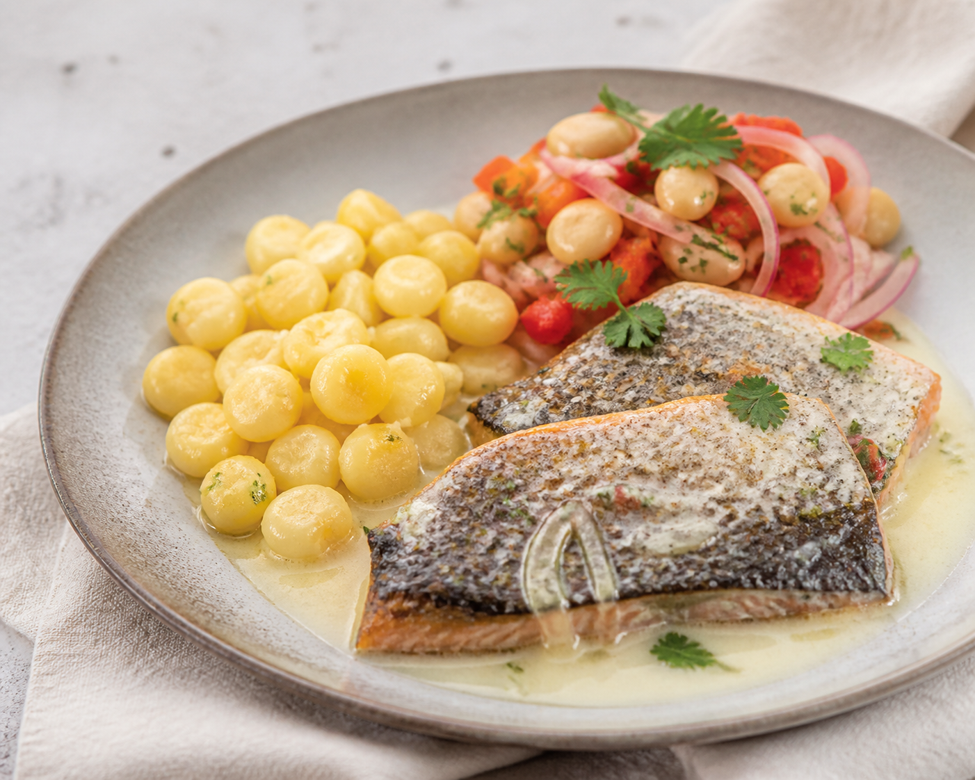 Encocado serrano de trucha con mellocos dorados y ensalada tibia de chochos