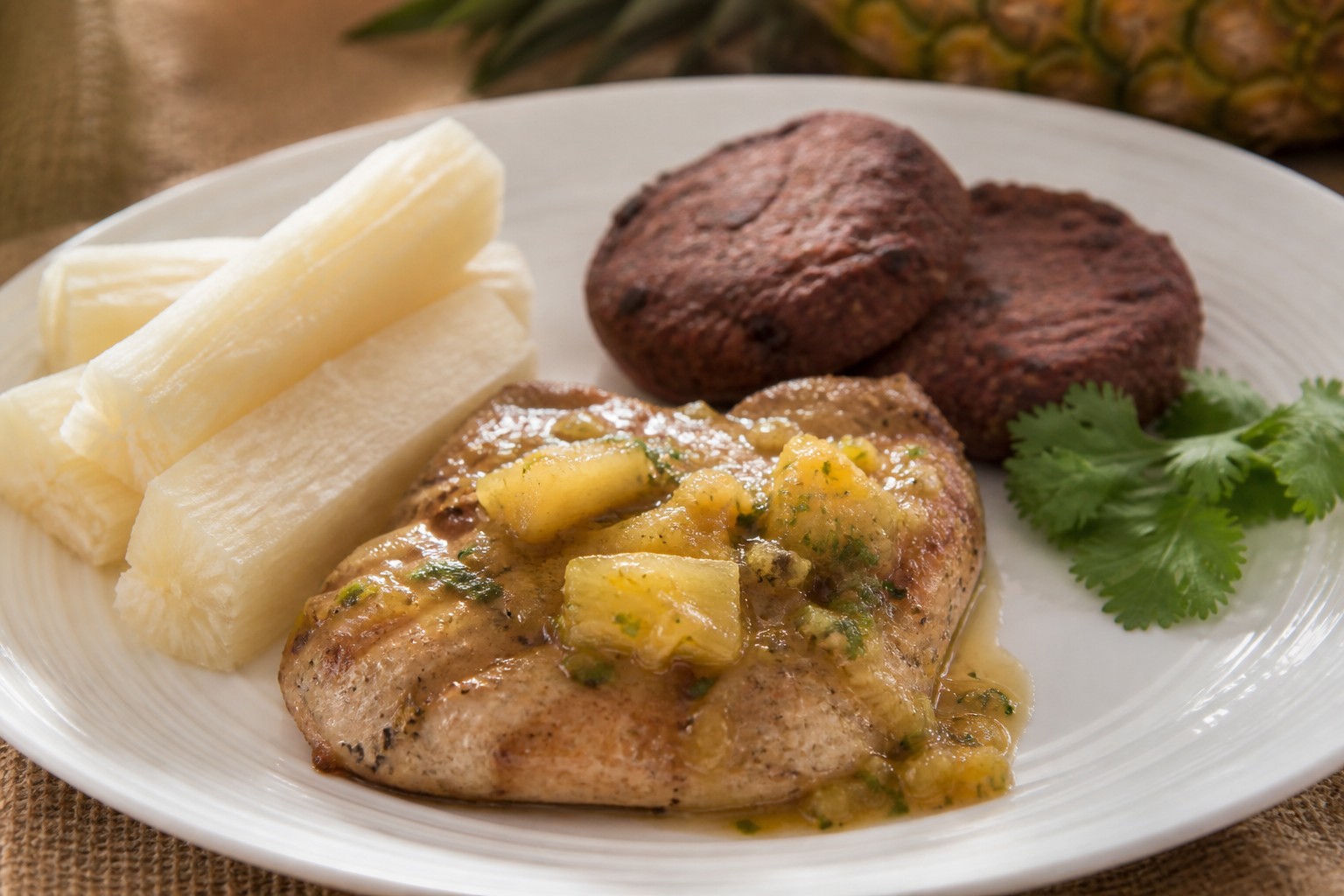 Cerdo Catracho en Salsa de Piña Asada y Culantro con Tortitas de Yuca y Frijol Colorado
