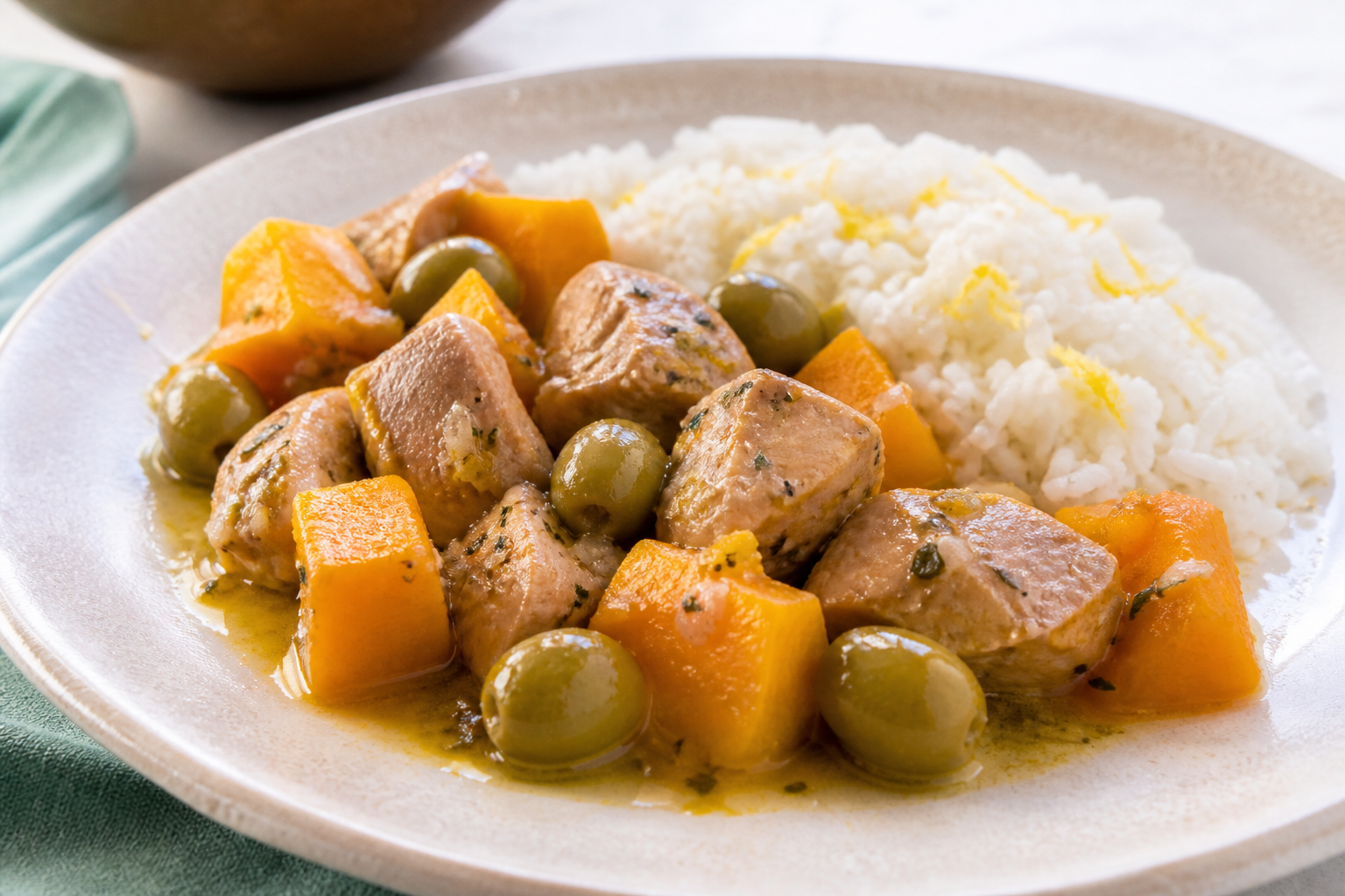 Fricasé Cubano de Pavo con Calabaza, Aceitunas Verdes y Arroz de Limón