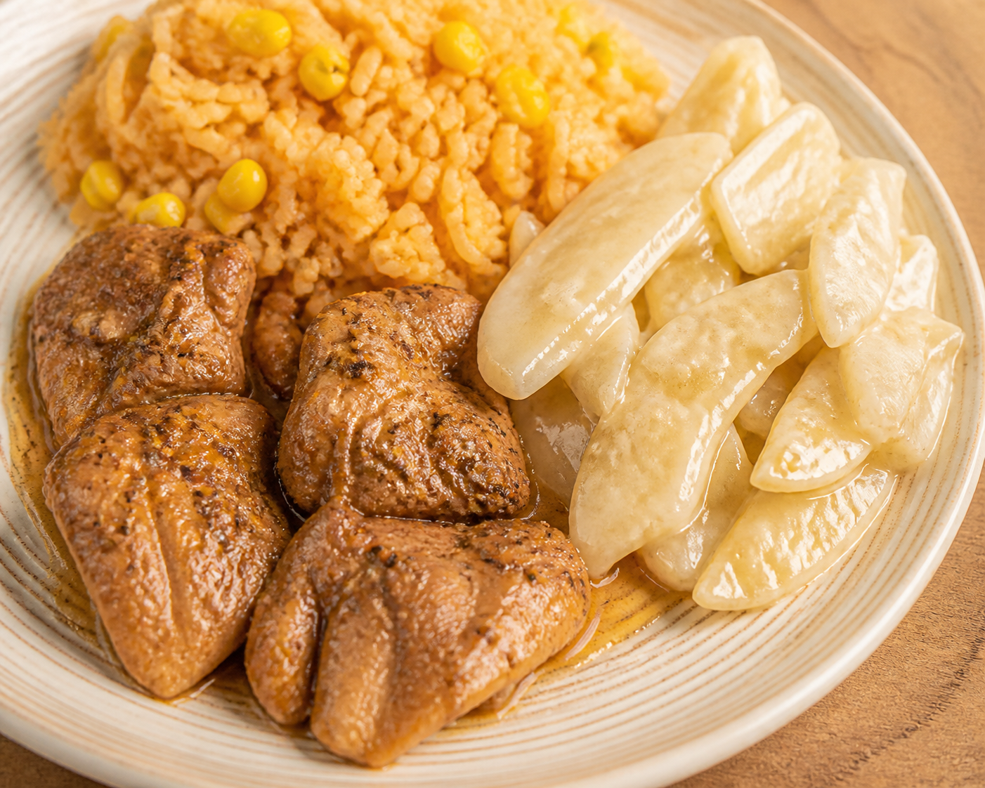 Pollo guisado boricua con arroz cremoso de pana y maíz tierno