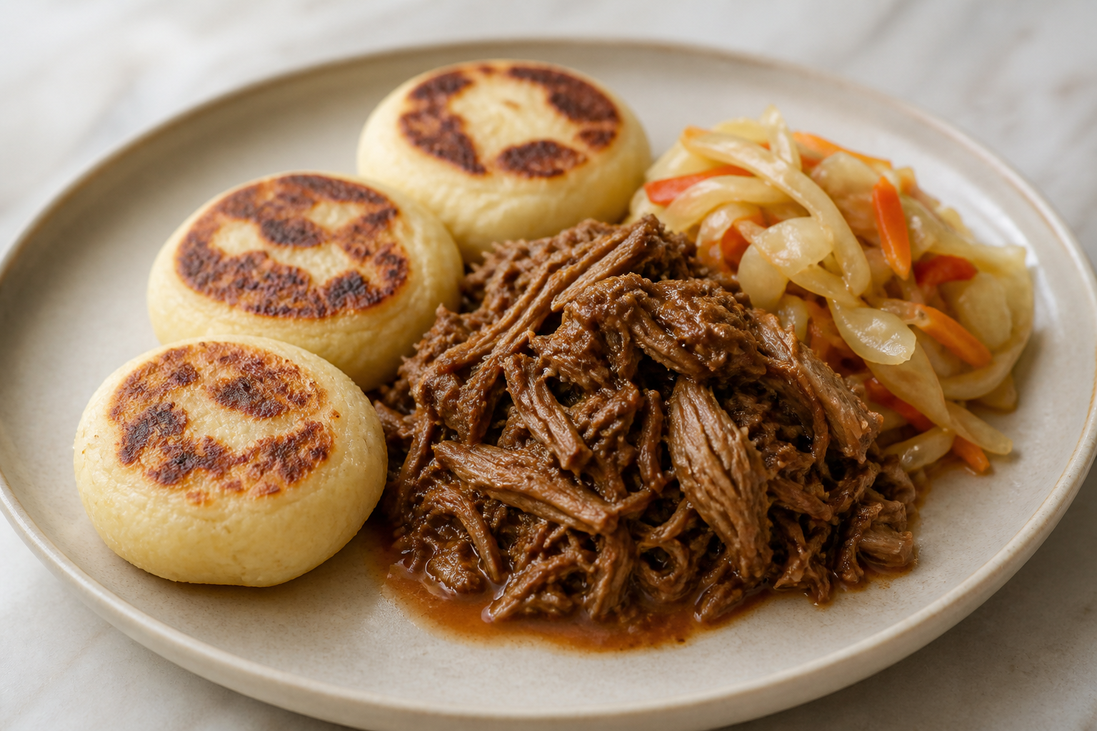 Arepitas de Yuca y Anís con Pollo al Ron Moreno y Ensalada Tibia de Repollo