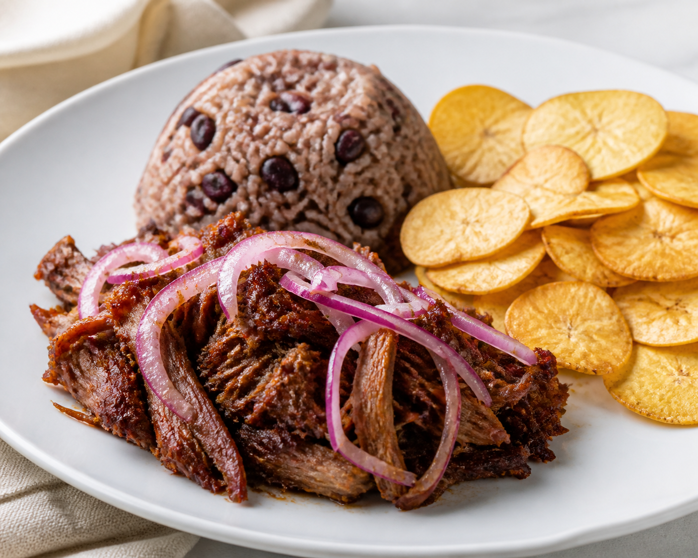 Vaca Frita Cubana de Res con Cebolla Morada, Arroz Congrí Suelto y Chips de Malanga