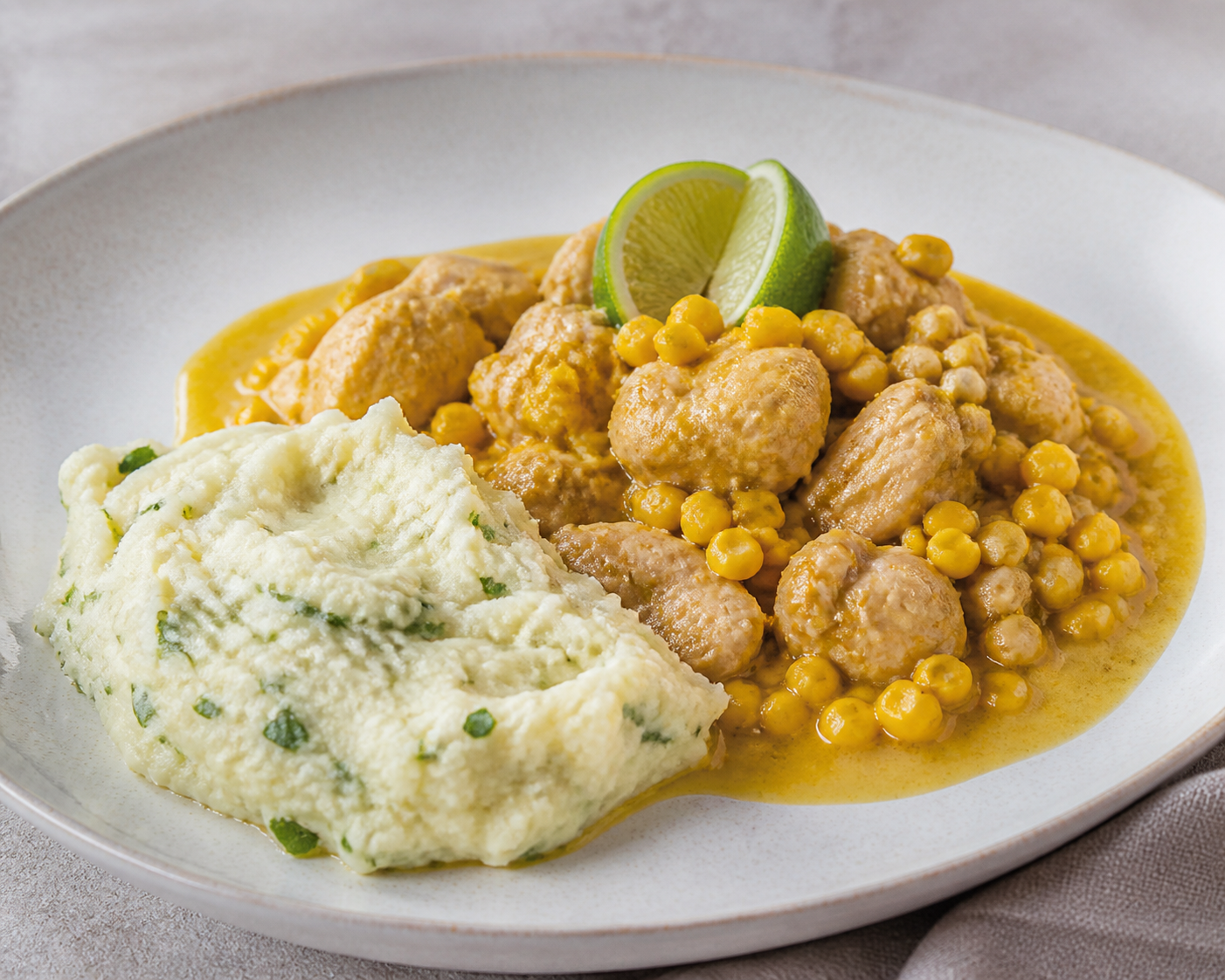 Moqueca Ligera de Pollo y Maíz con Puré de Mandioca al Cilantro