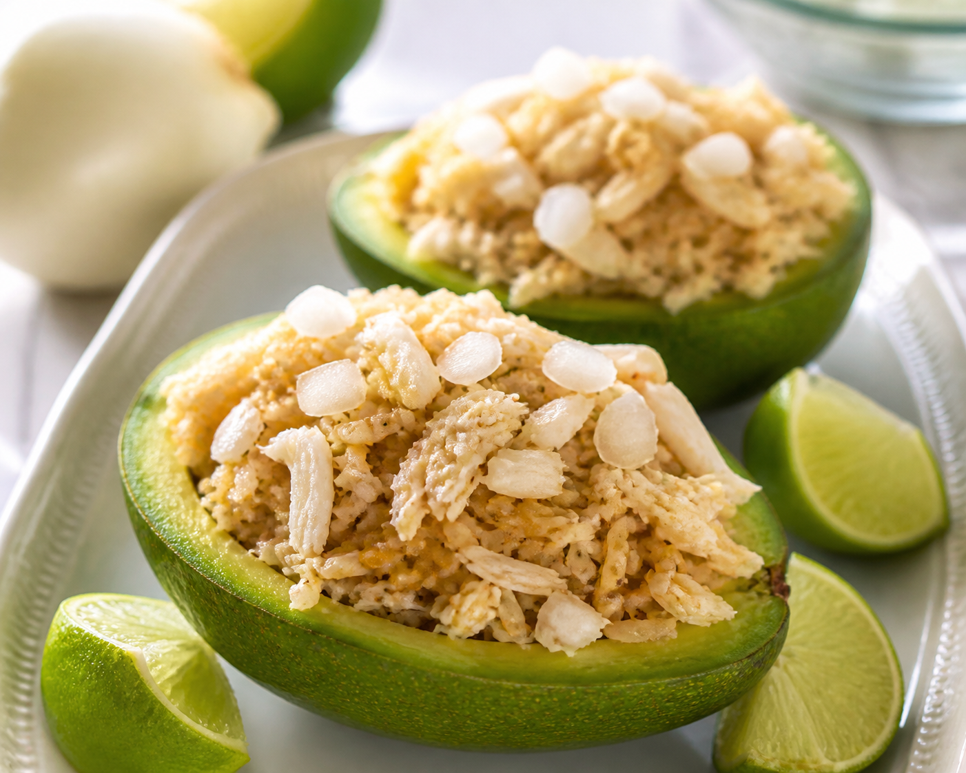 Canoas de aguacate rellenas de jueyes y arroz mamposteado al coco