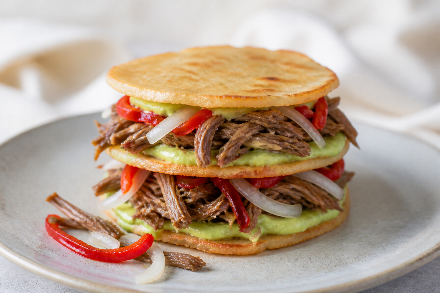 Millejo Criollo de Casabe con Carne Mechada al Papelón y Crema de Aguacate