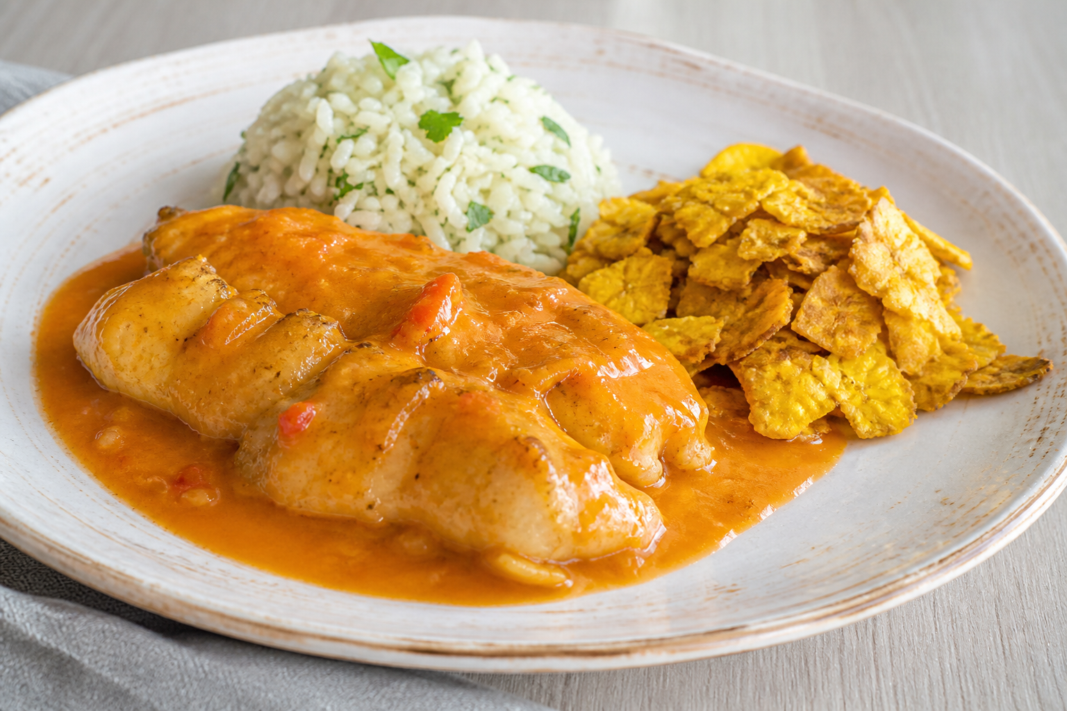 Bagre Criollo en Salsa de Tamarillo y Coco con Arroz de Cilantro y Patacón Quebrado