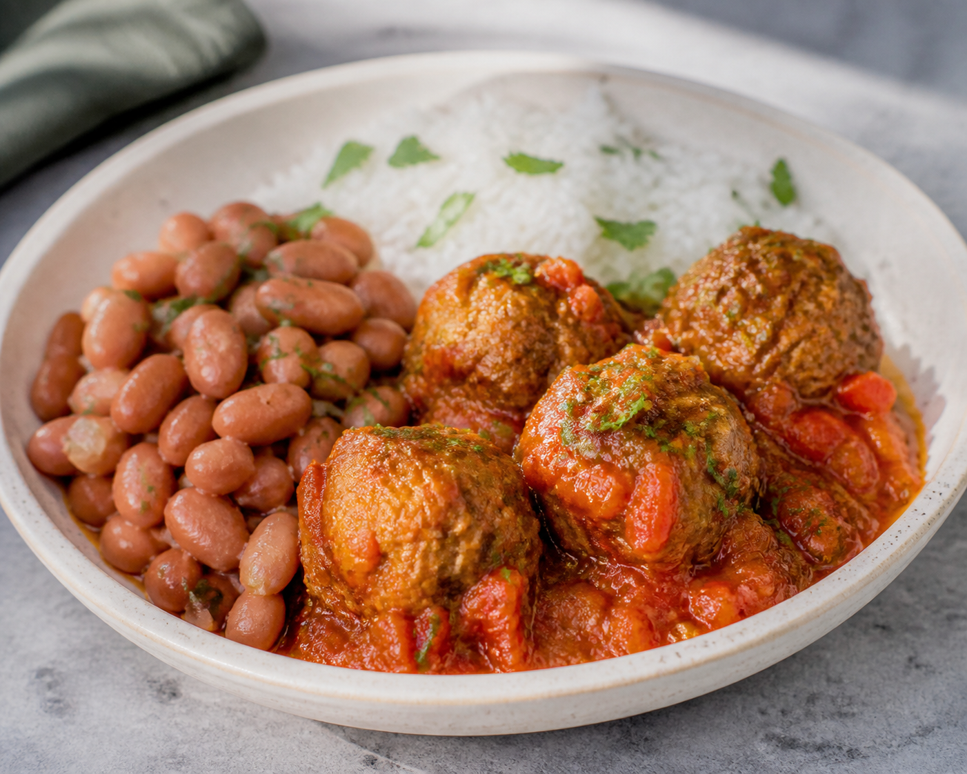 Albóndigas de Res y Plátano Maduro en Salsa de Sofrito con Arroz de Coco y Habichuelas Rosadas