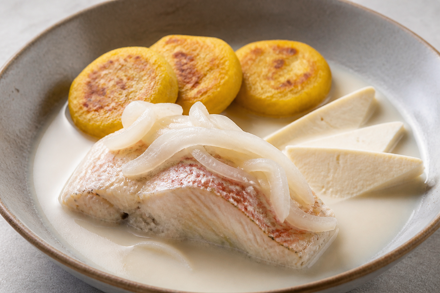 Pisca Caribeña de Coco con Arepitas de Plátano Verde y Queso Llanero