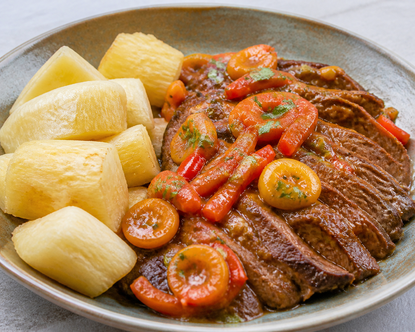 Res Catracha en Salsa de Jocote, Chile Dulce y Culantro con Yuca Asada