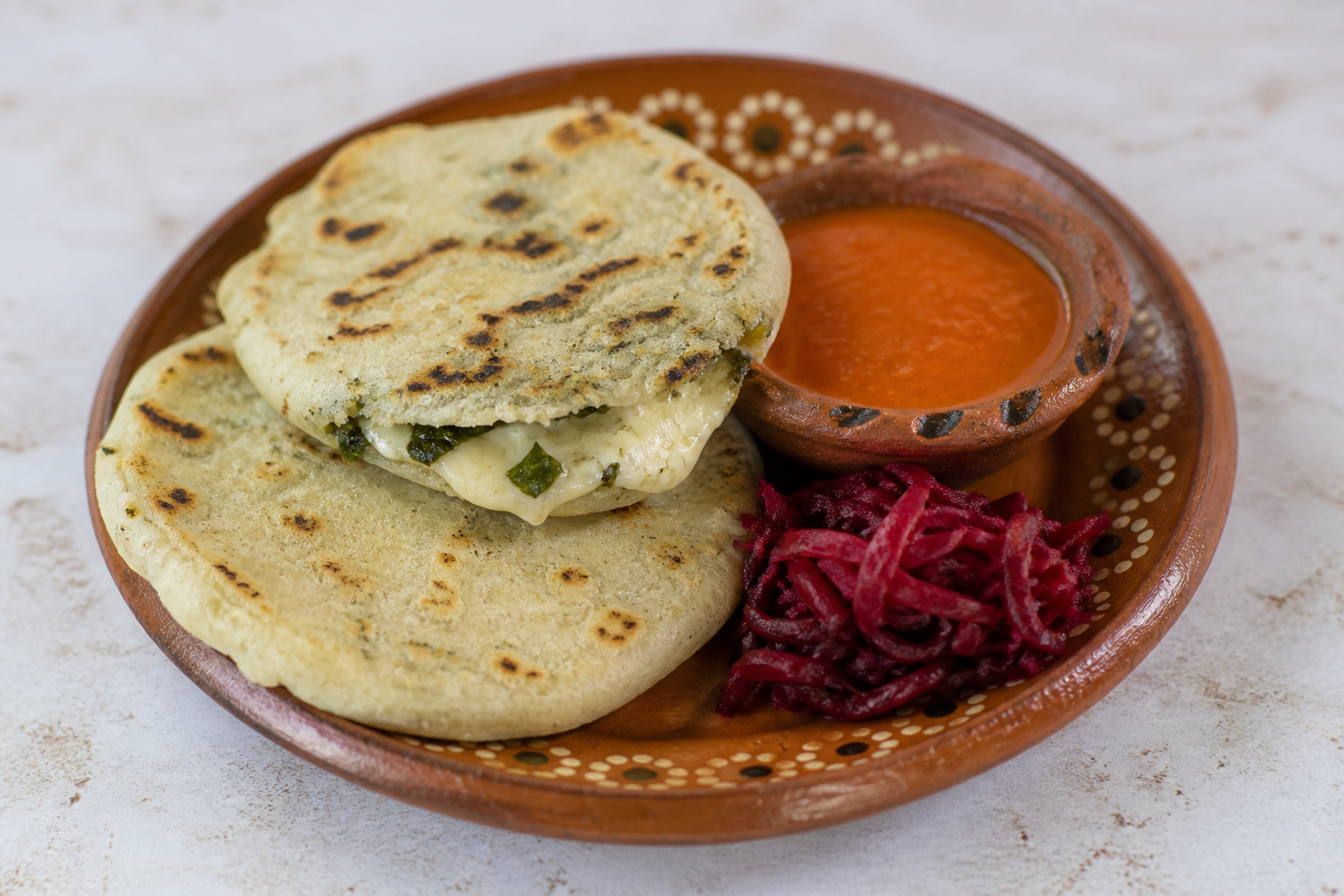 Pupusas salvadoreñas de arroz con mora y quesillo, curtido de remolacha y salsa de tomate tatemado
