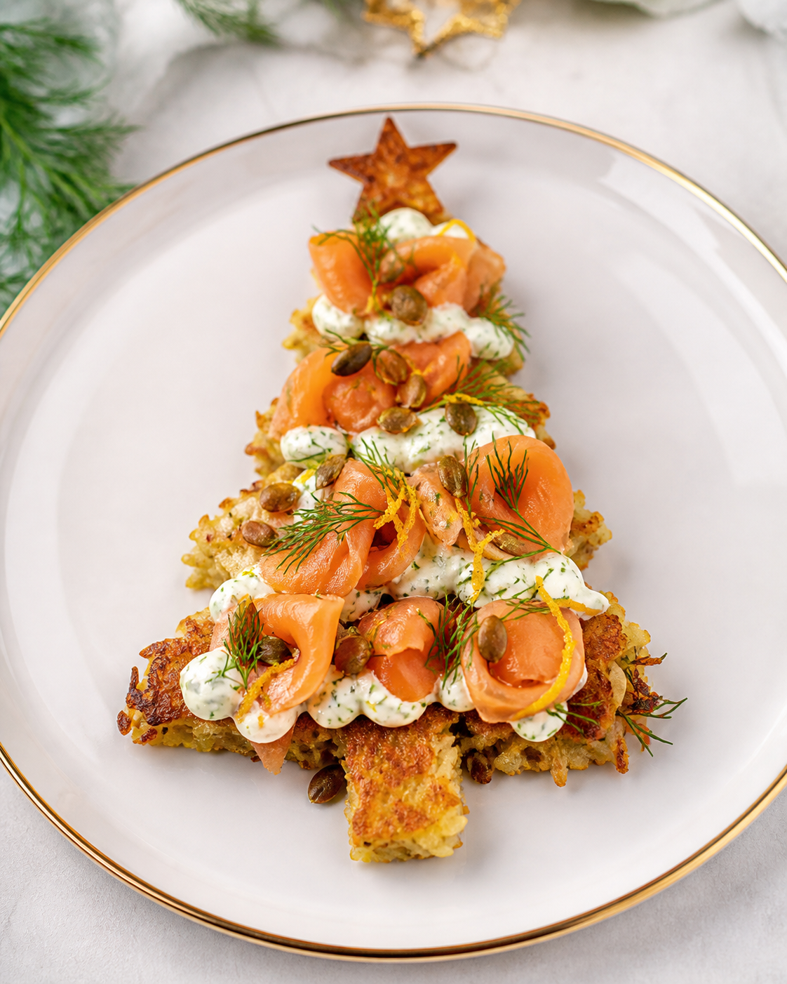 Árbol navideño de papa rösti con trucha al eneldo, crema agria cítrica y pepitas especiadas