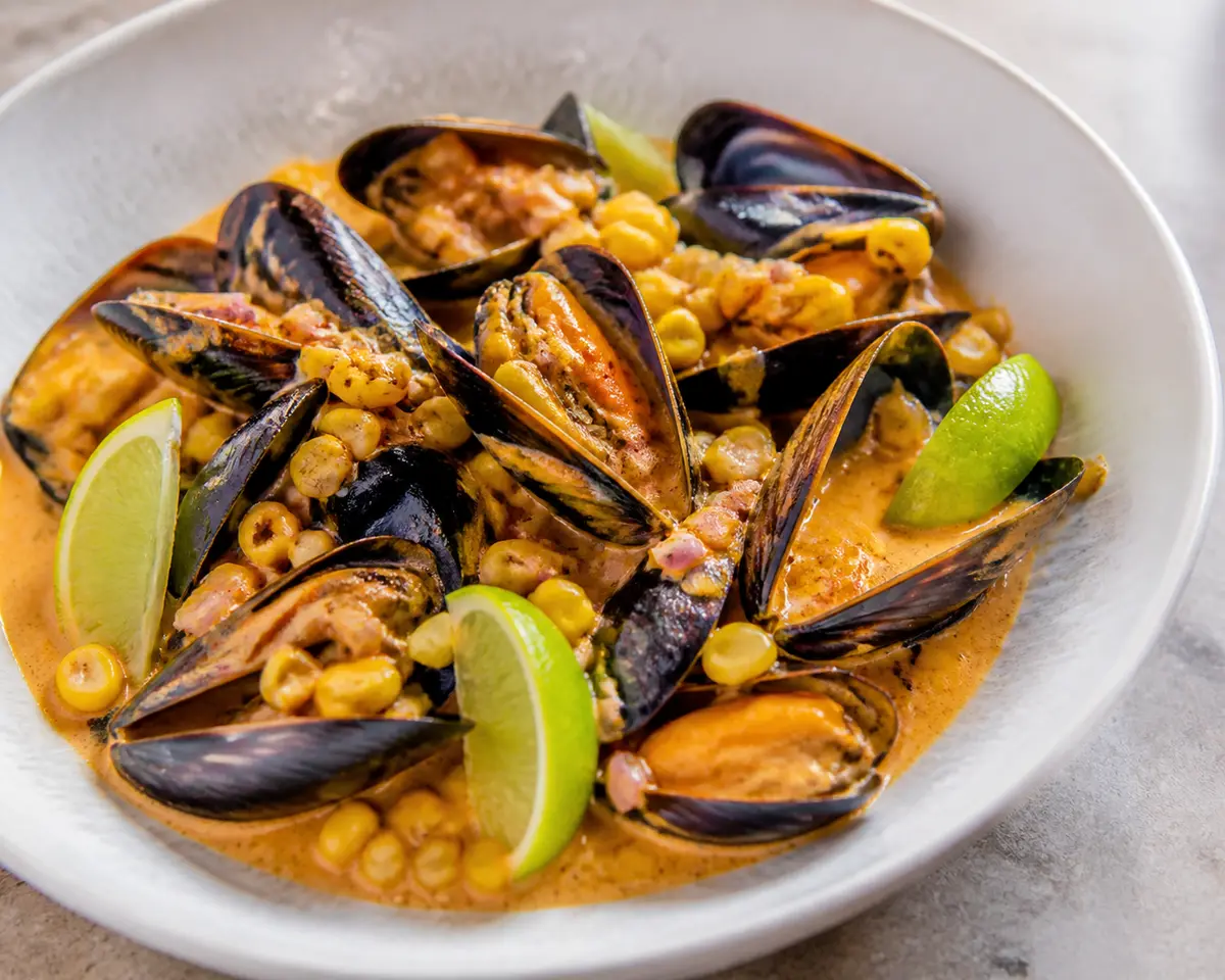 Mejillones Cremosos al Pimentón con Maíz Tostado y Lima