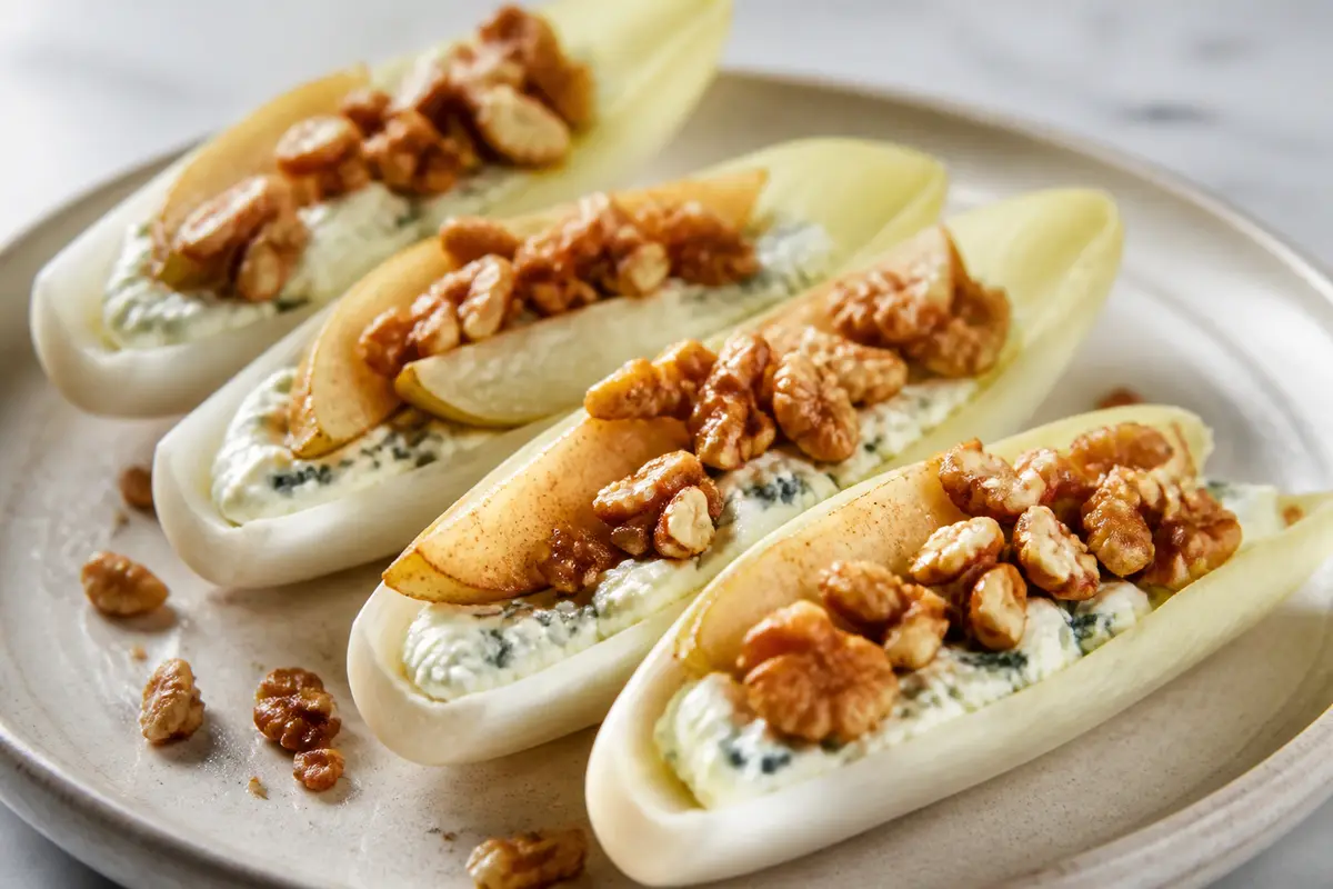 Barquitas Crujientes de Endivia con Crema de Queso Azul, Pera Asada y Nuez Especiada