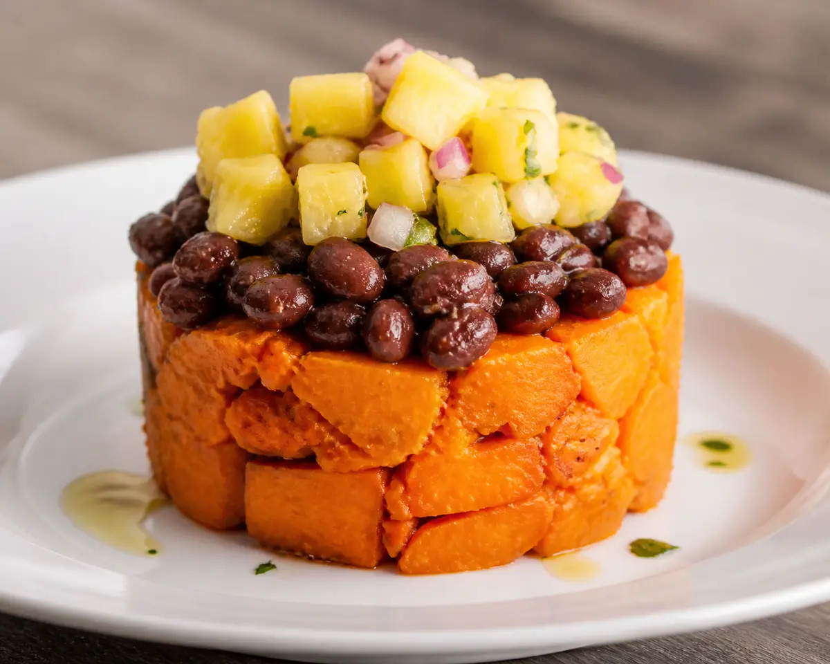 Timbal de Batata Especiada con Frijoles Negros al Cacao y Pico de Piña