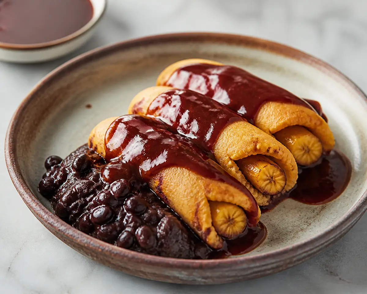 Molinotes de Plátano Macho con Frijol Negro al Cacao y Salsa de Chipotle Tamarindo