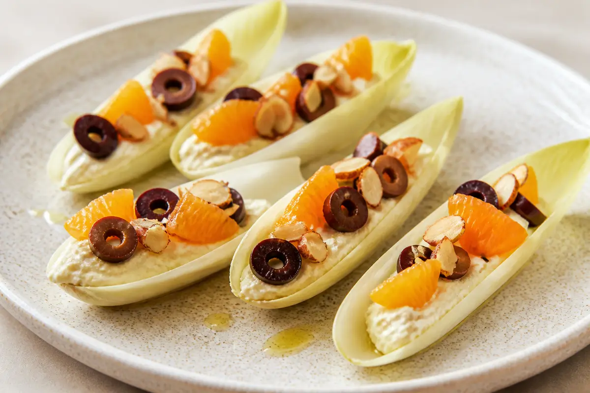 Endibias exprés con crema de alubias blancas, naranja, aceitunas y almendra ahumada