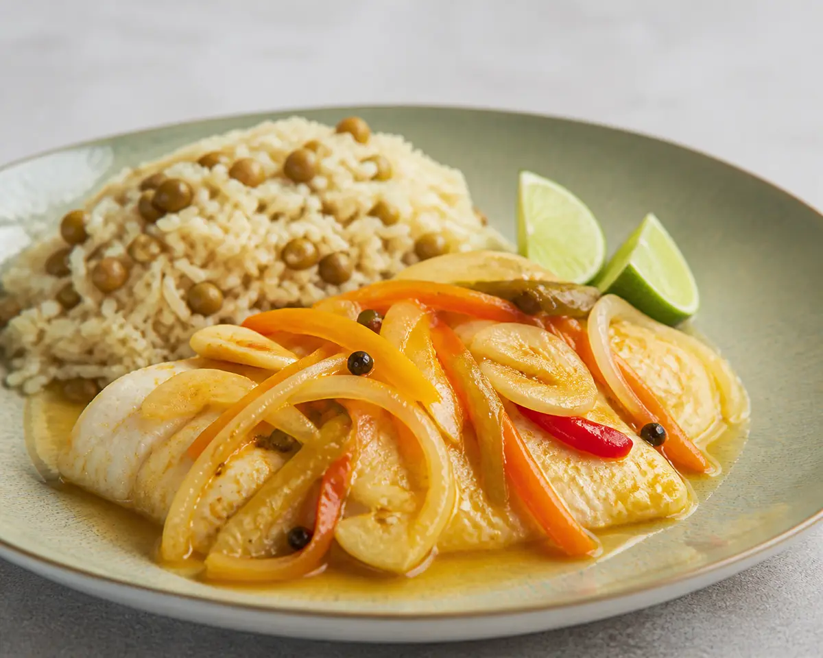 Tilapia Caribeña en Escabeche de Coco y Lima con Arroz de Gandules Verdes