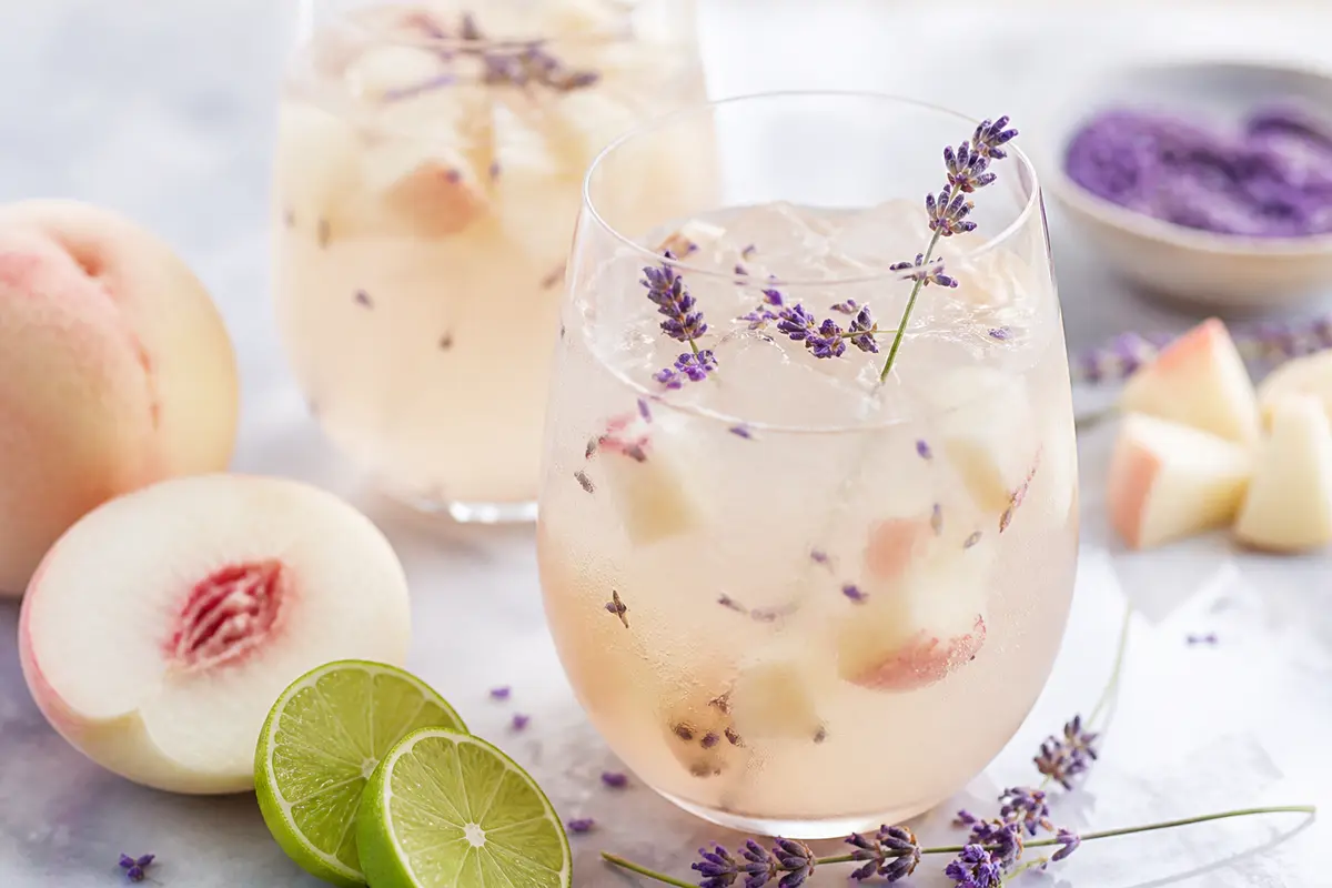 Agua fresca espumosa de durazno blanco, lima y lavanda culinaria