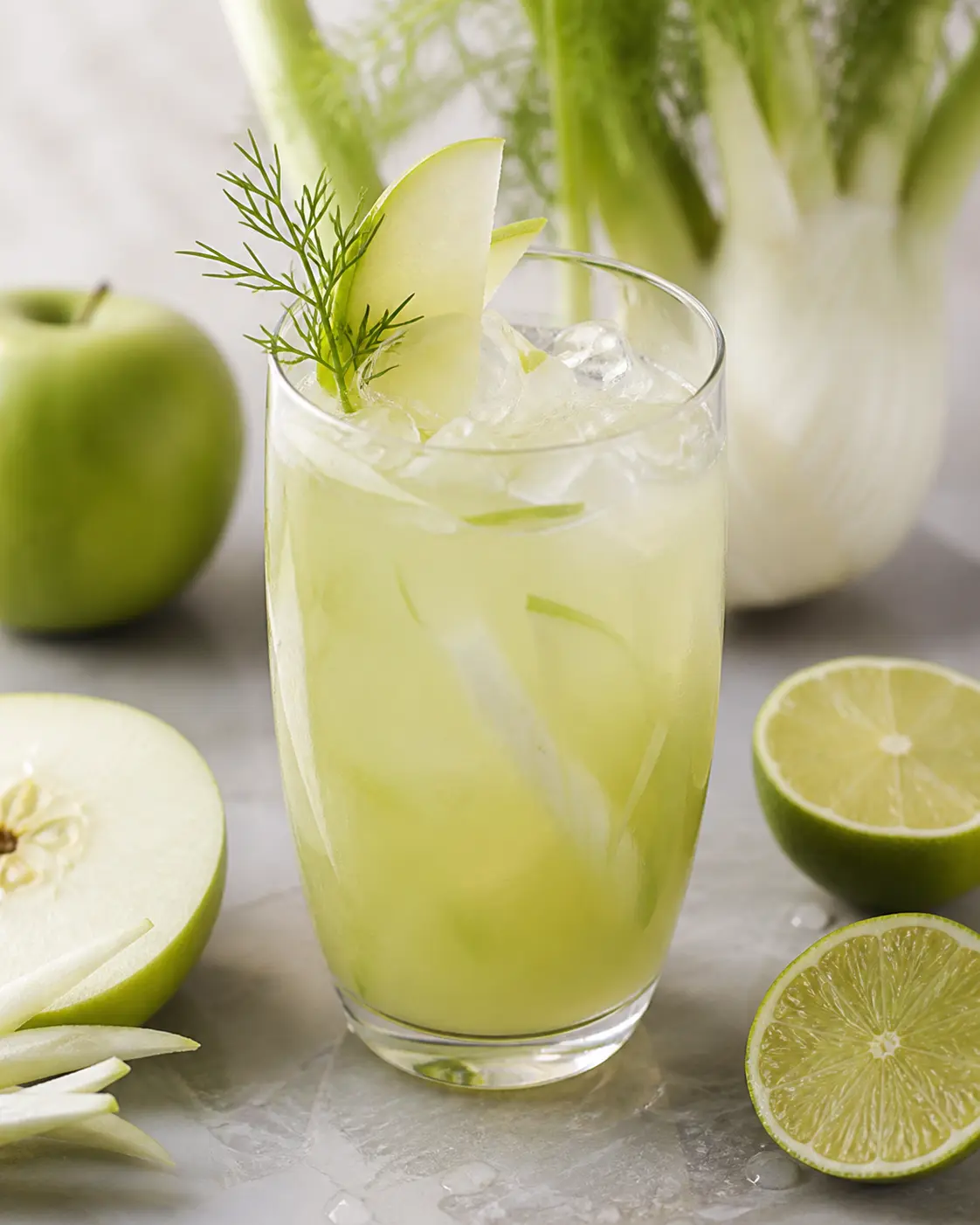 Agua fresca helada de manzana verde, hinojo y lima con miel ligera