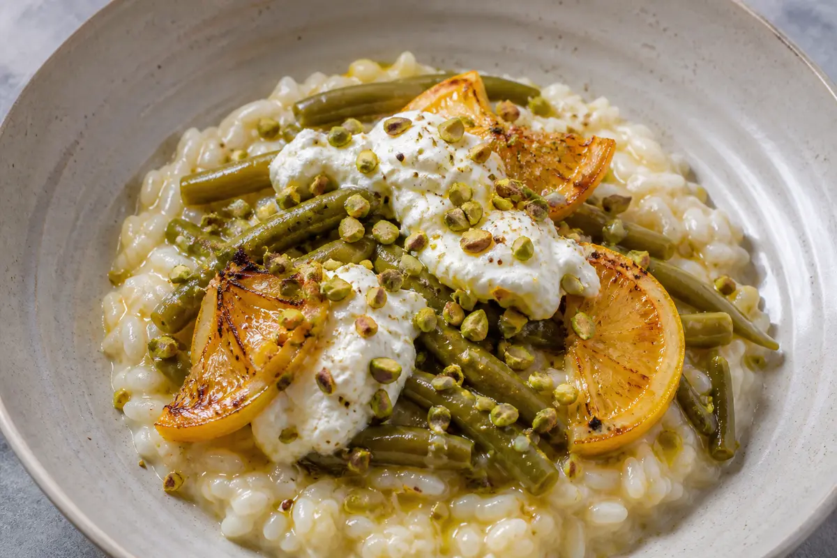 Arroz meloso de judías verdes braseadas, limón tostado y stracciatella con pistacho