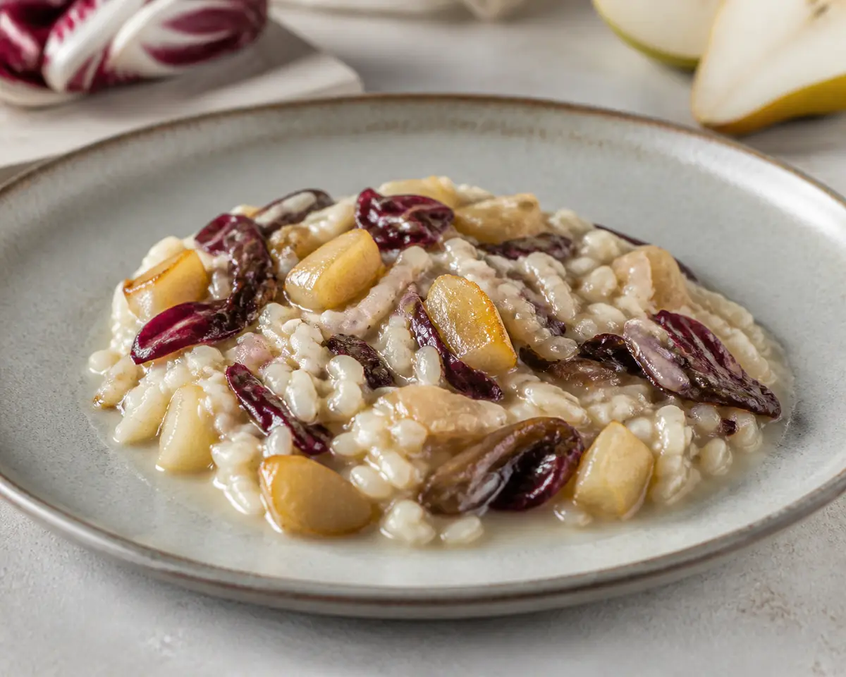 Arroz meloso de achicoria caramelizada, pera salteada y taleggio con nuez moscada