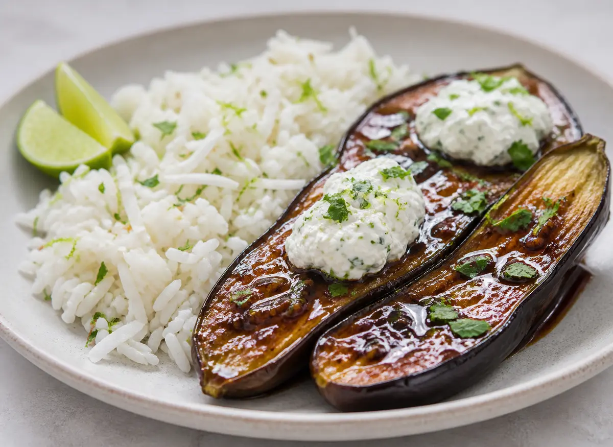Berenjenas glaseadas con miso y miel, arroz de coco-lima y ricotta de hierbas