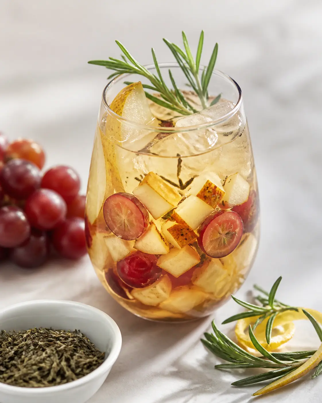 Refresco frío de pera bosc, uva morada y té blanco con romero cítrico