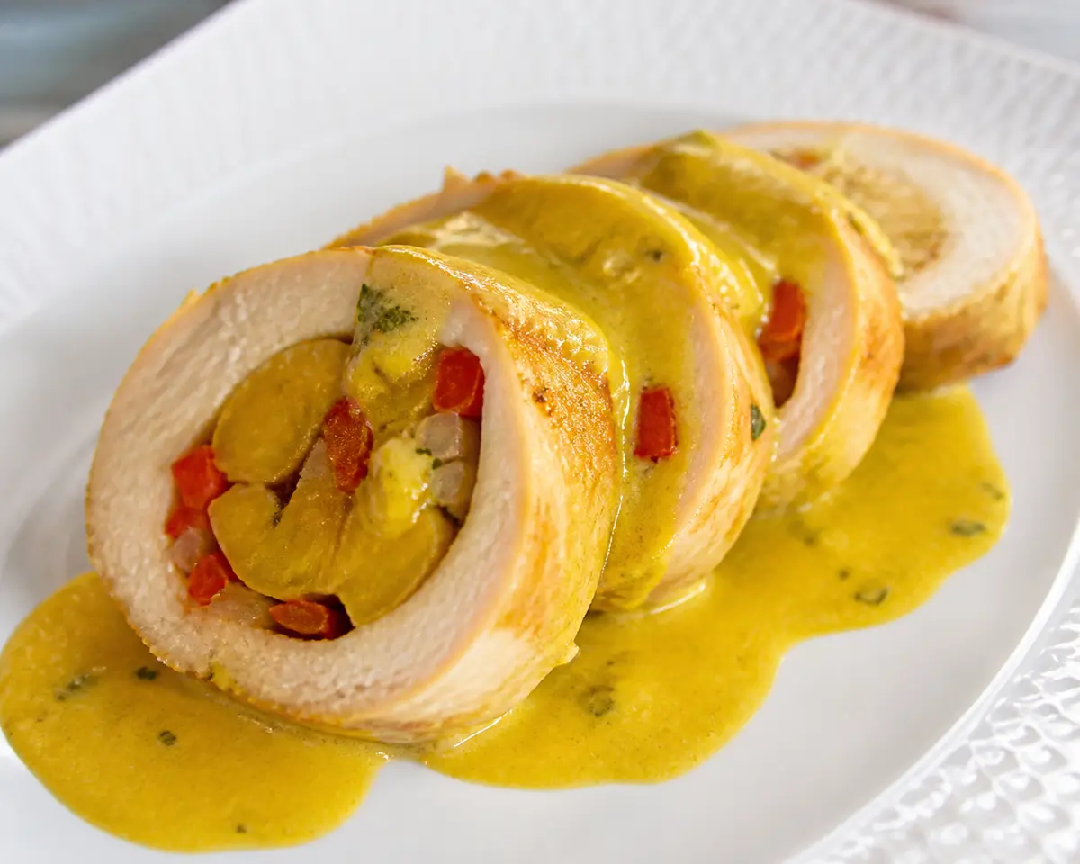 Rollo Caribeño de Pavo con Relleno de Plátano Maduro, Hierbas y Salsa de Coco al Curry Suave