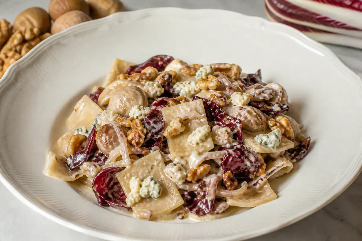 Maltagliati cremosos de castaña con radicchio balsámico, gorgonzola y nuez tostada