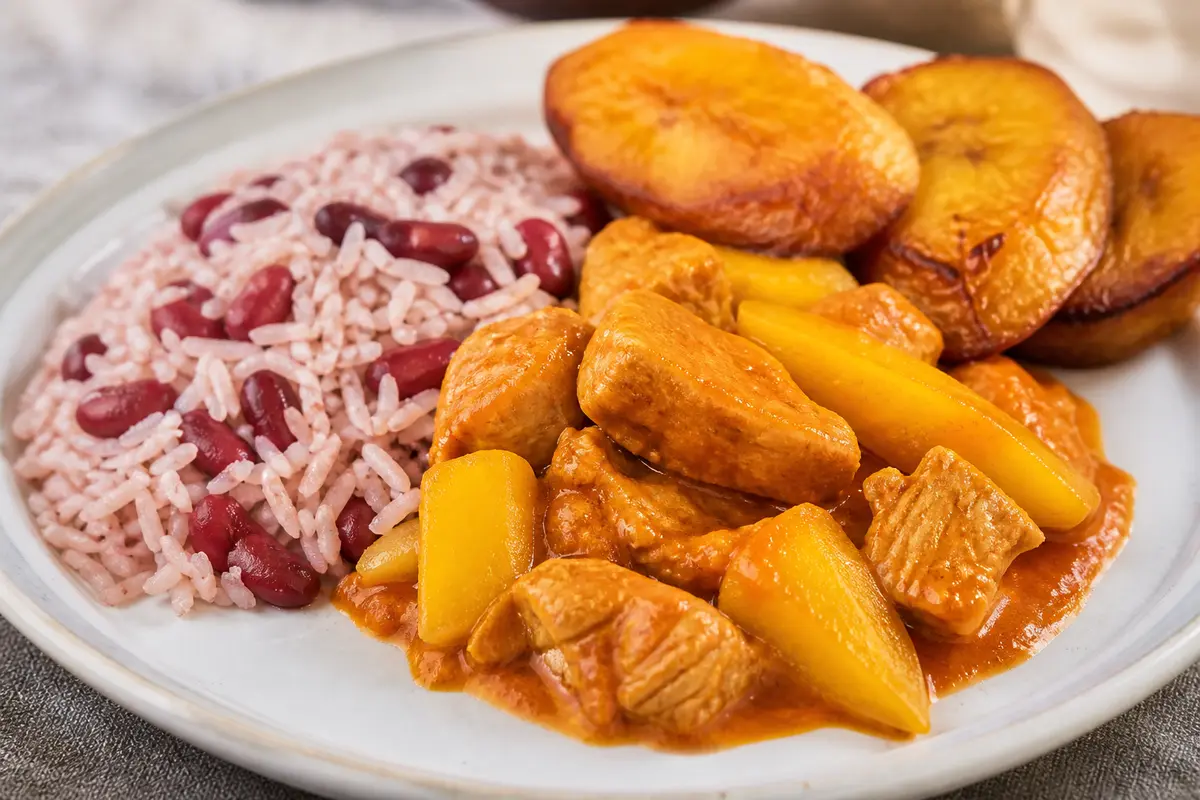 Pavo guisado al mango verde y achiote con arroz de frijol rojo y plátano crujiente