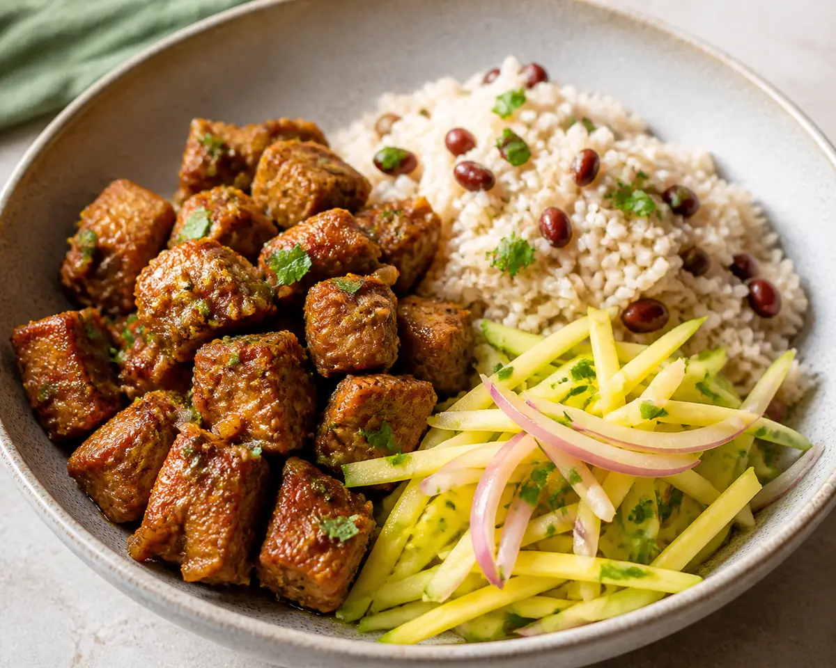 Bowl Caribeño de Cerdo Especiado con Arroz de Gandules al Coco y Ensalada de Mango Verde